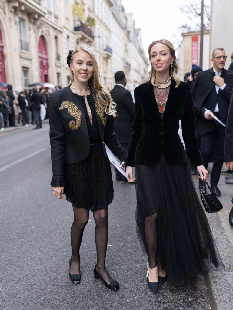 Maria Carolina de Bourbon des Deux-Sicile et Maria Chiara de Bourbon-des-Deux-Sicile au défilé Christian Dior Haute Couture Printemps-Été 2025 dans le cadre de la Semaine de la mode de Paris, le 27 janvier 2025 à Paris, France. | Source : Getty Images