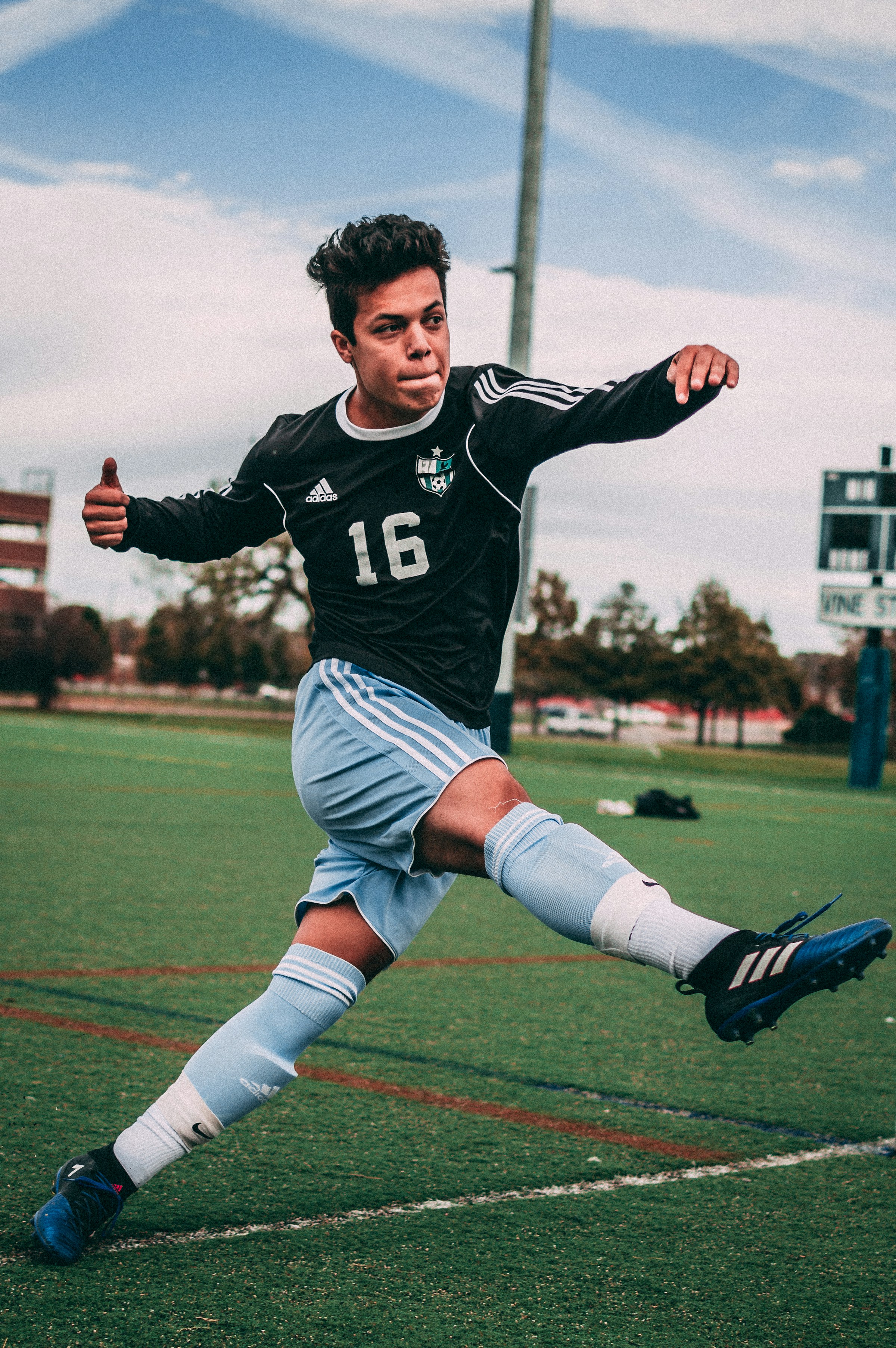 Adolescent jouant au football | Source : Unsplash