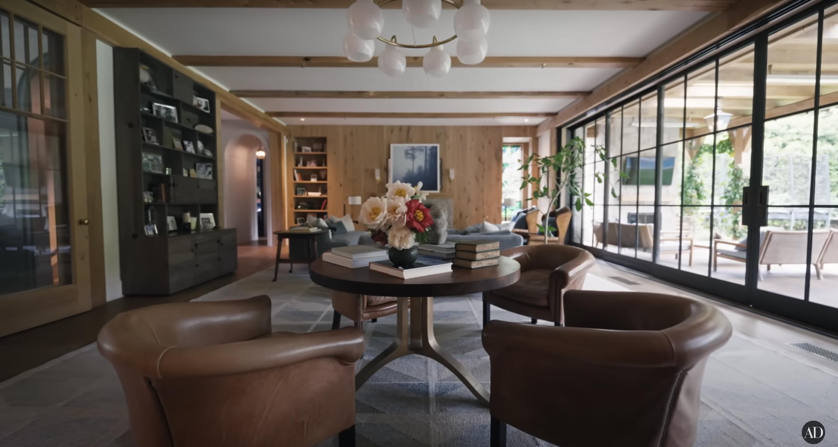 Le salon de Jennifer Garner dans sa ferme de Los Angeles, daté du 3 septembre 2024 | Source : YouTube/@Archdigest