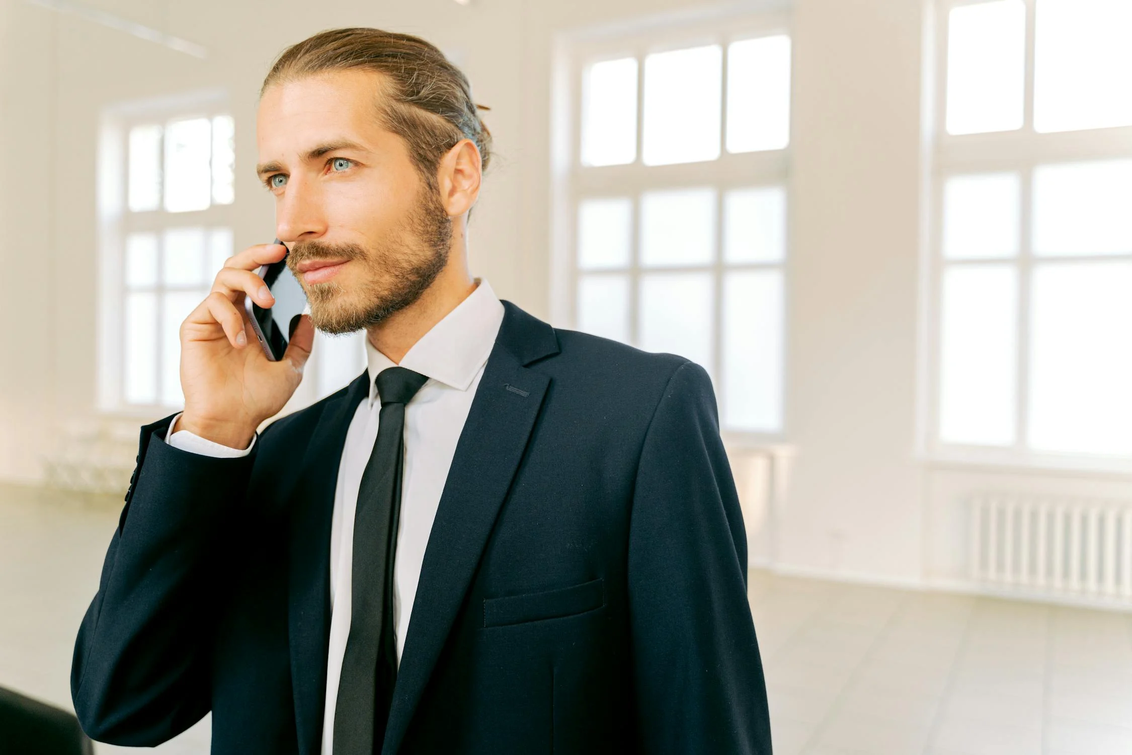 Un homme au téléphone | Source : Pexels