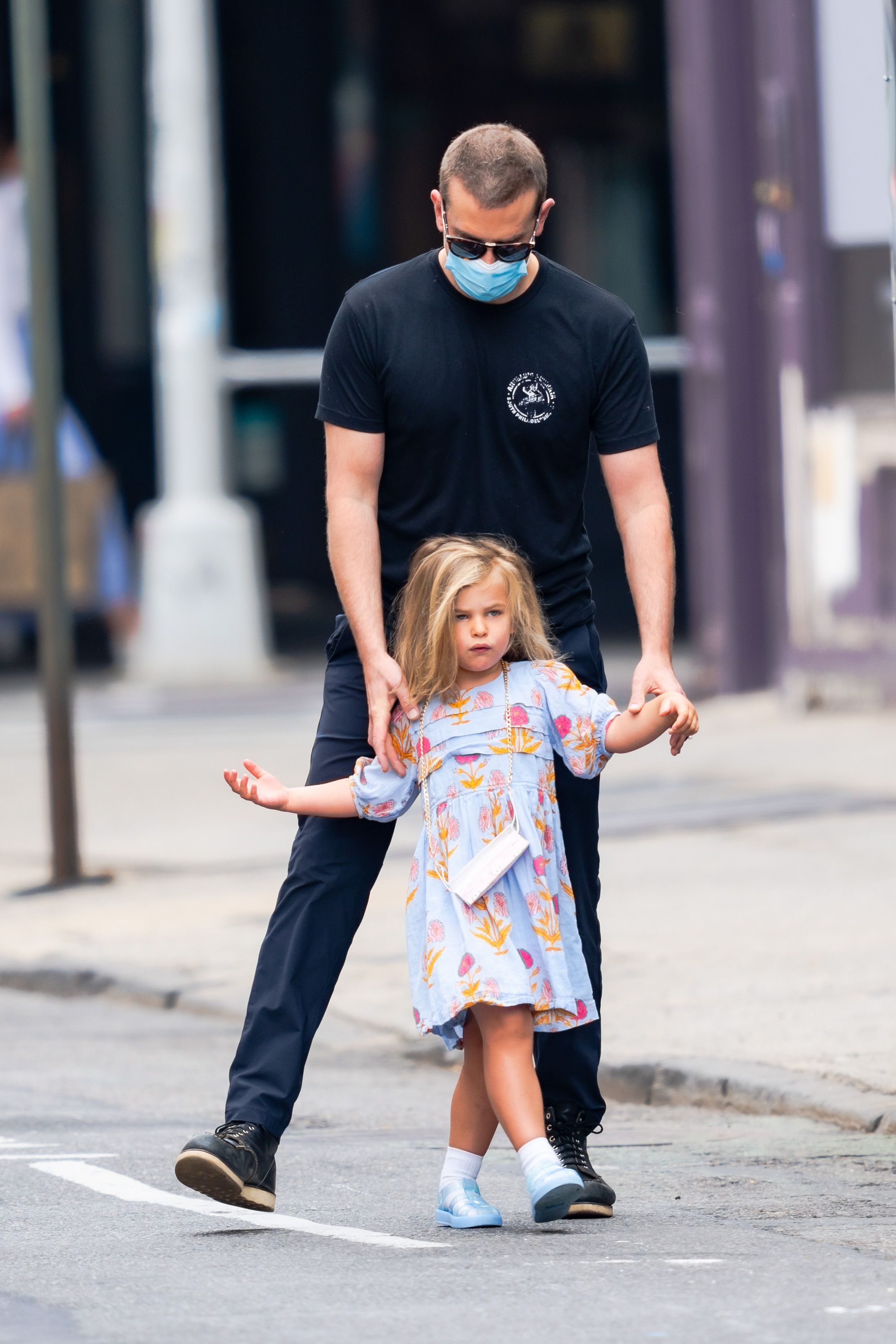 Bradley Cooper et Lea Cooper se promènent dans le West Village le 26 mai 2021, à New York. | Source : Getty Images