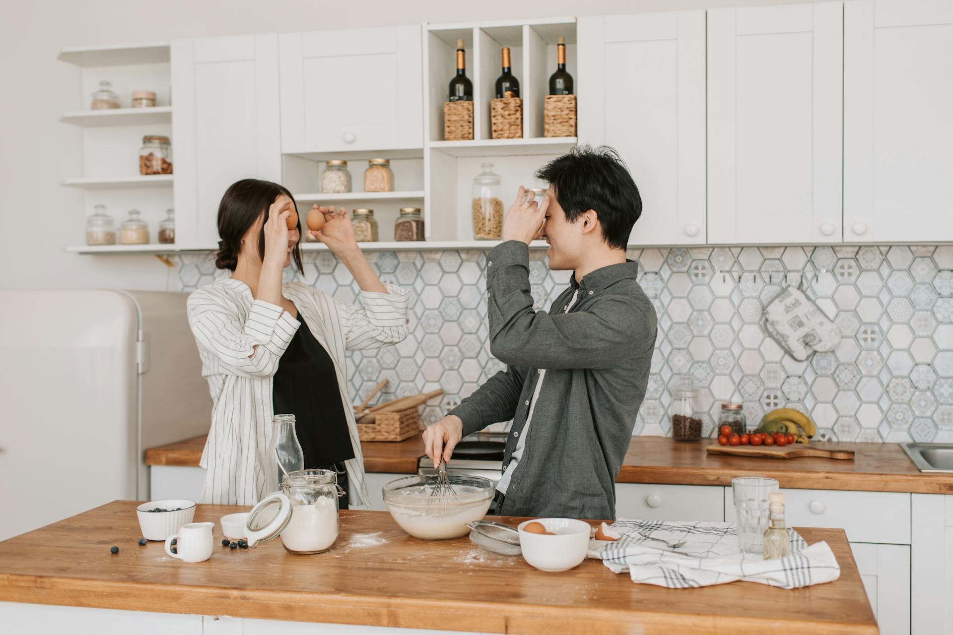Un couple qui cuisine ensemble en s'amusant | Source : Pexels