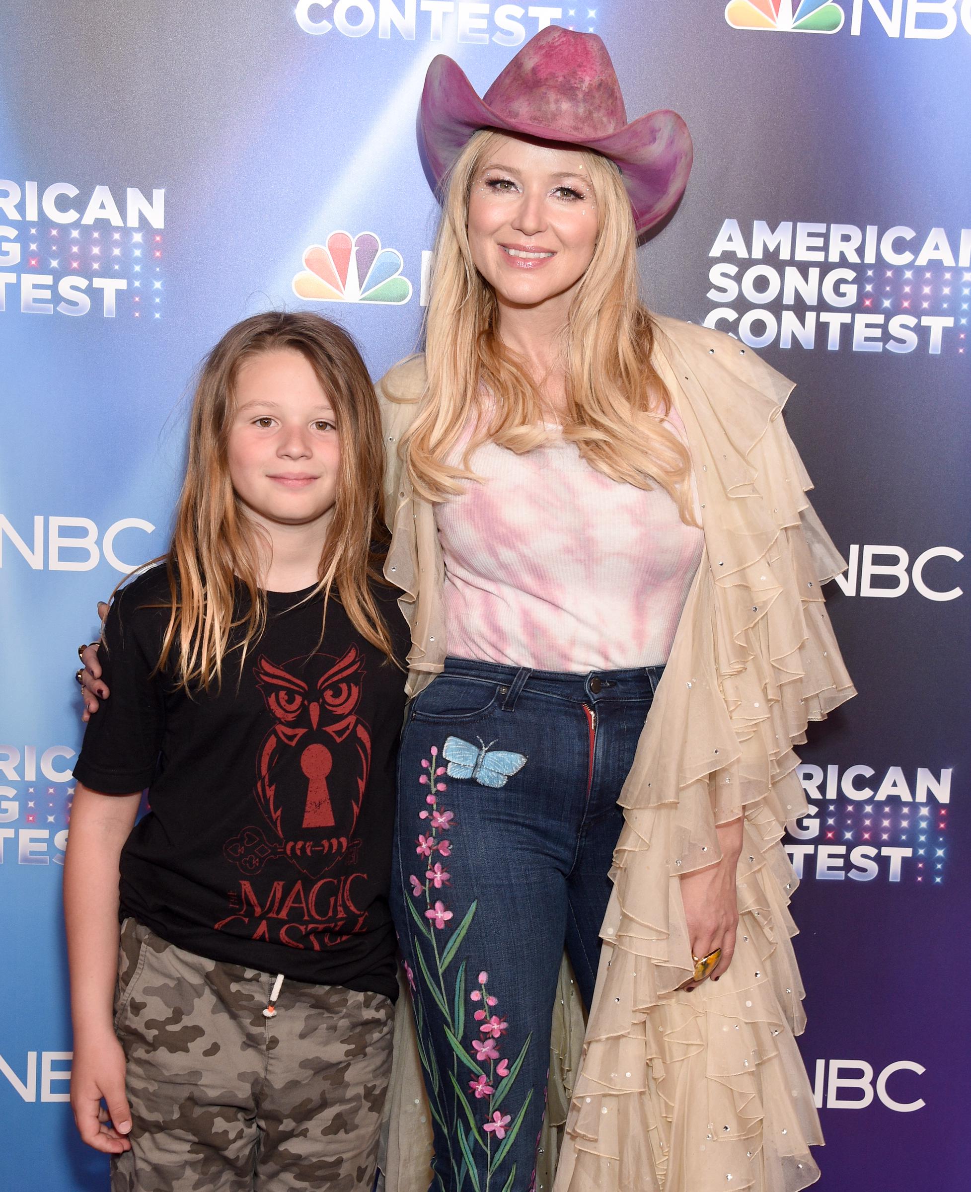 Kase Townes Murray et Jewel assistent à la troisième semaine du "Concours de la chanson américaine" de NBC à Universal City, en Californie, le 4 avril 2022. | Source : Getty Images