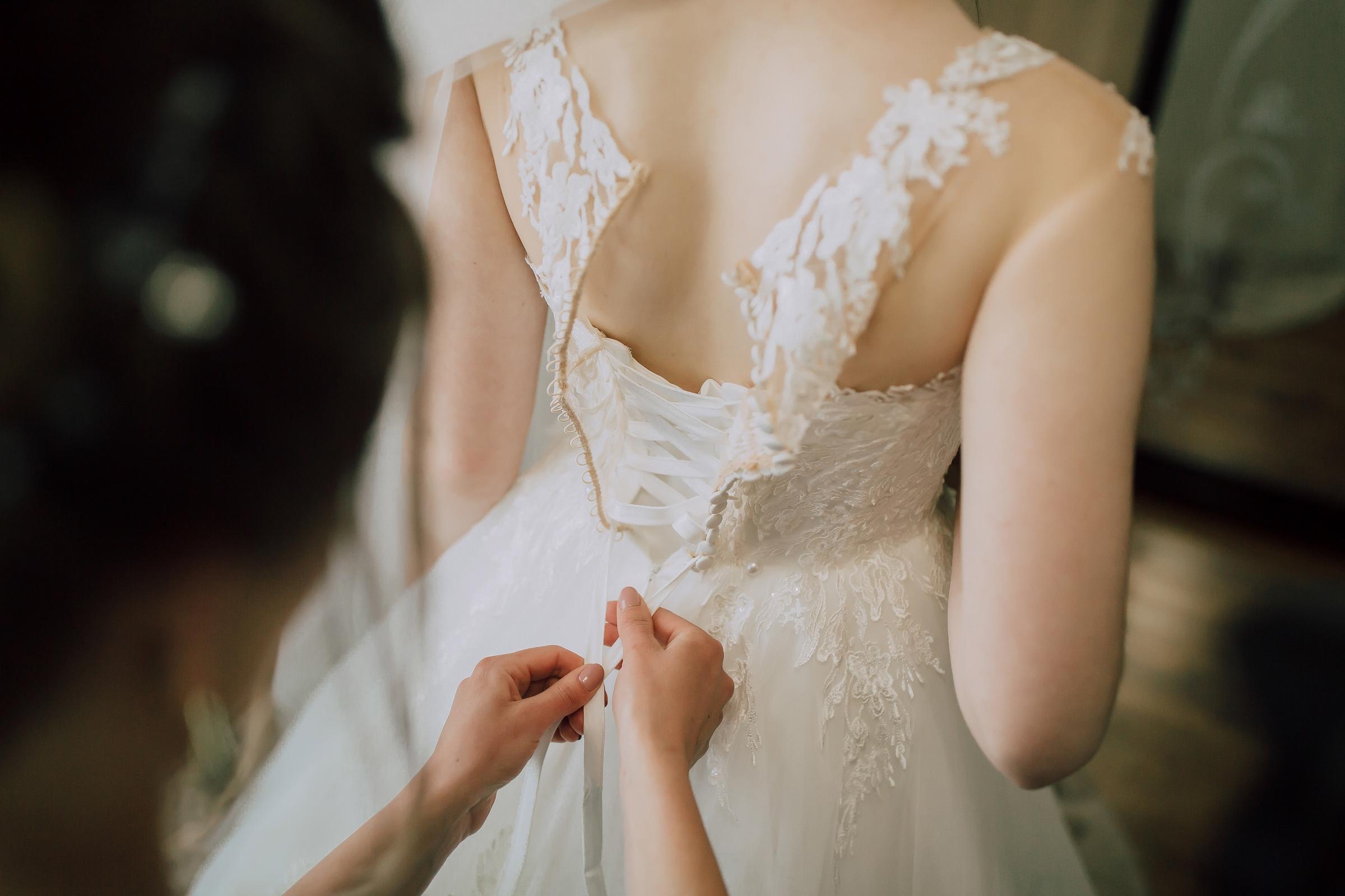 Une mariée dans sa robe | Source : Shutterstock