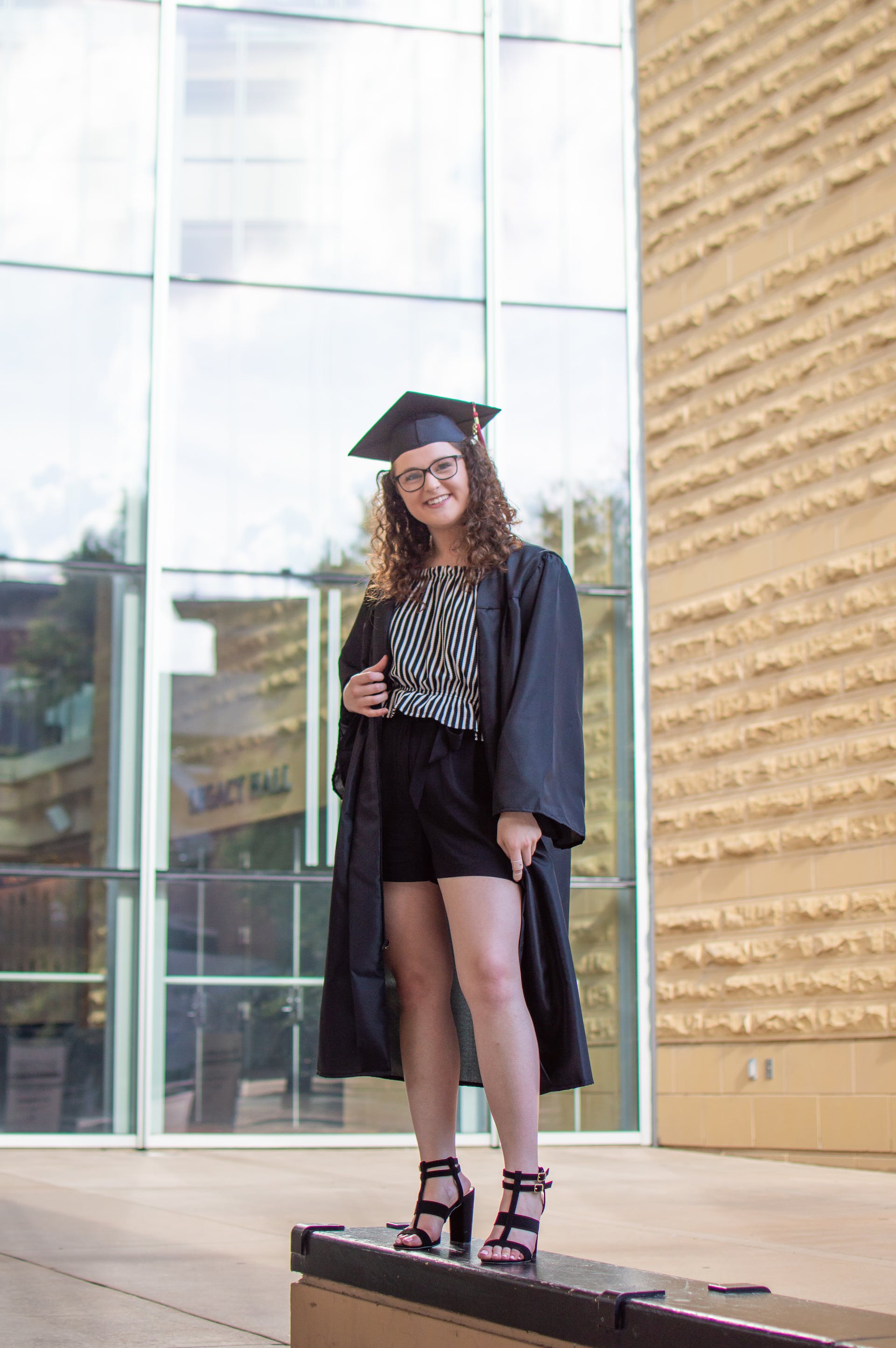 Une jeune femme en robe de fin d'études | Source : Pexels