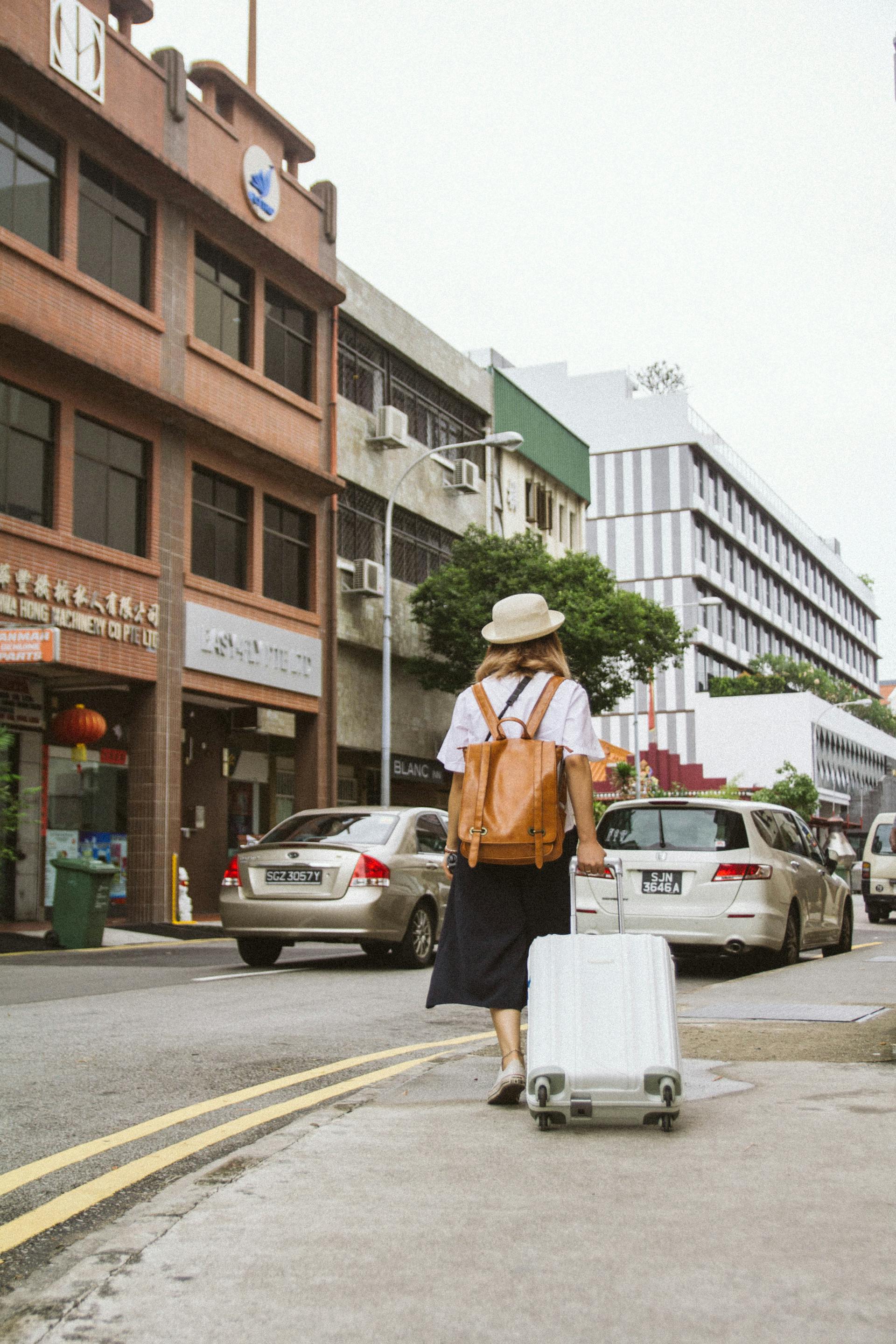 Une femme s'éloignant avec sa valise | Source : Pexels