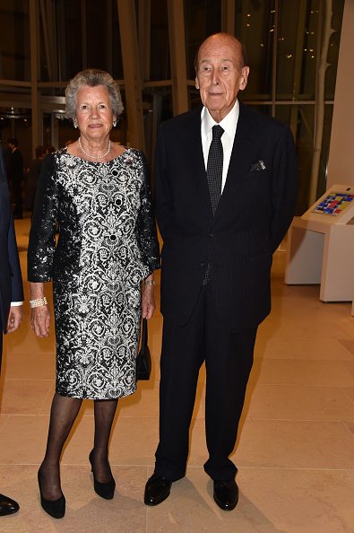 Anne-Aymone Giscard d'Estaing et Valery Giscard d'Estaing assistent au cocktail d'ouverture des "Icones de l'Art Moderne.|Photo : Getty Images.