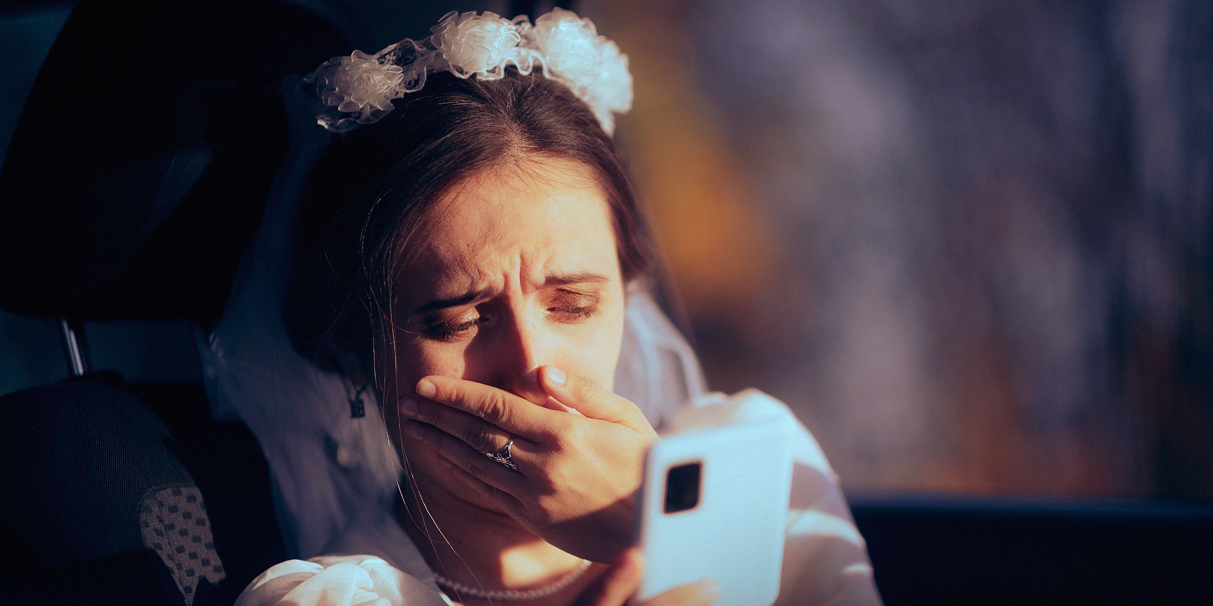 Une mariée choquée qui regarde son téléphone | Source : Shutterstock