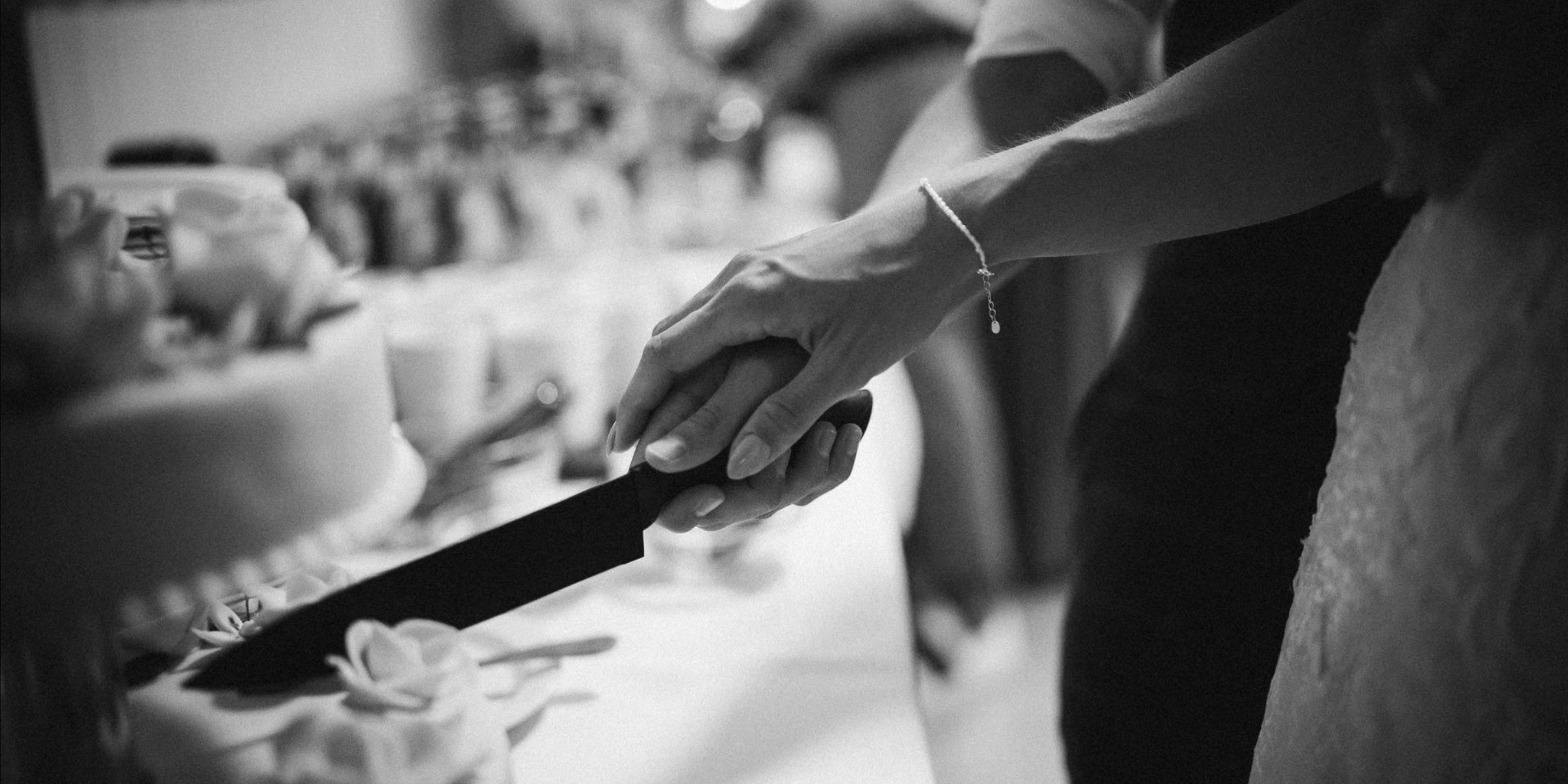 Gros plan sur un couple en train de couper son gâteau de mariage | Source : Pexels