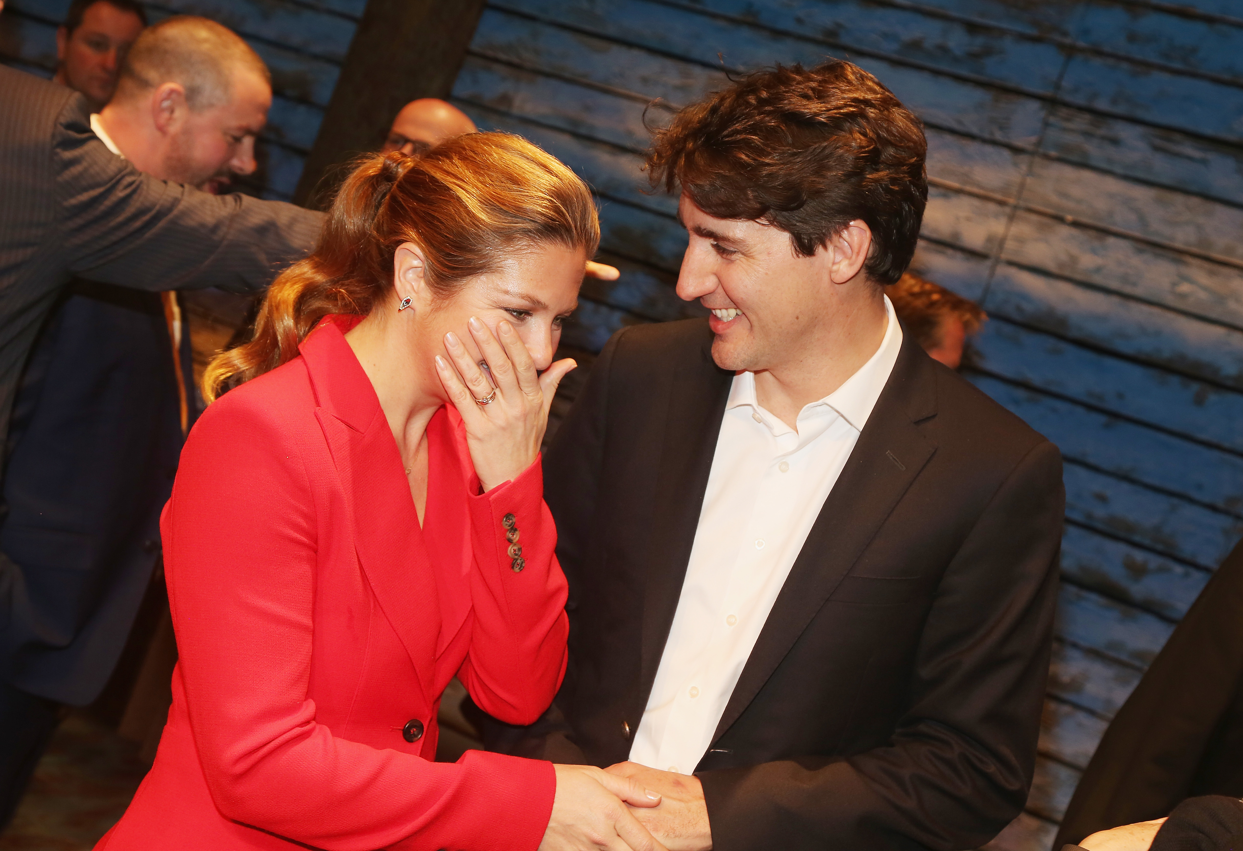 Sophie Grégoire Trudeau et son mari, le premier ministre canadien Justin Trudeau, posent dans les coulisses de la comédie musicale à succès. « Come from Away » à Broadway au Schoenfeld Theatre le 15 mars 2017, à New York City. | Source : Getty Images