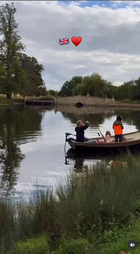 Harry a l'air de bien profiter de cette sortie de pêche, tandis qu'Archie et Lilibet le rejoignent à bord d'un petit bateau en bois sur l'eau. Avec les enfants bien emmitouflés pour affronter le froid de la campagne, cette scène nous offre un nouvel aperçu des aventures familiales en toute simplicité mises en avant dans la première vidéo de Meghan au Royaume-Uni. | Source : Instagram/meghan