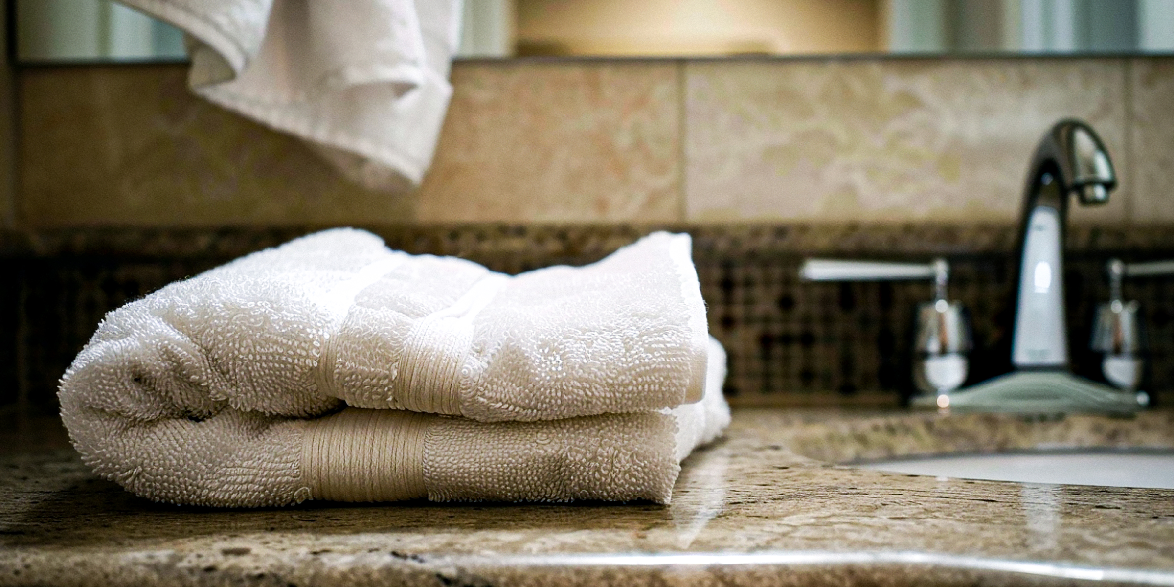 Une serviette dans une salle de bain | Source : Amomama