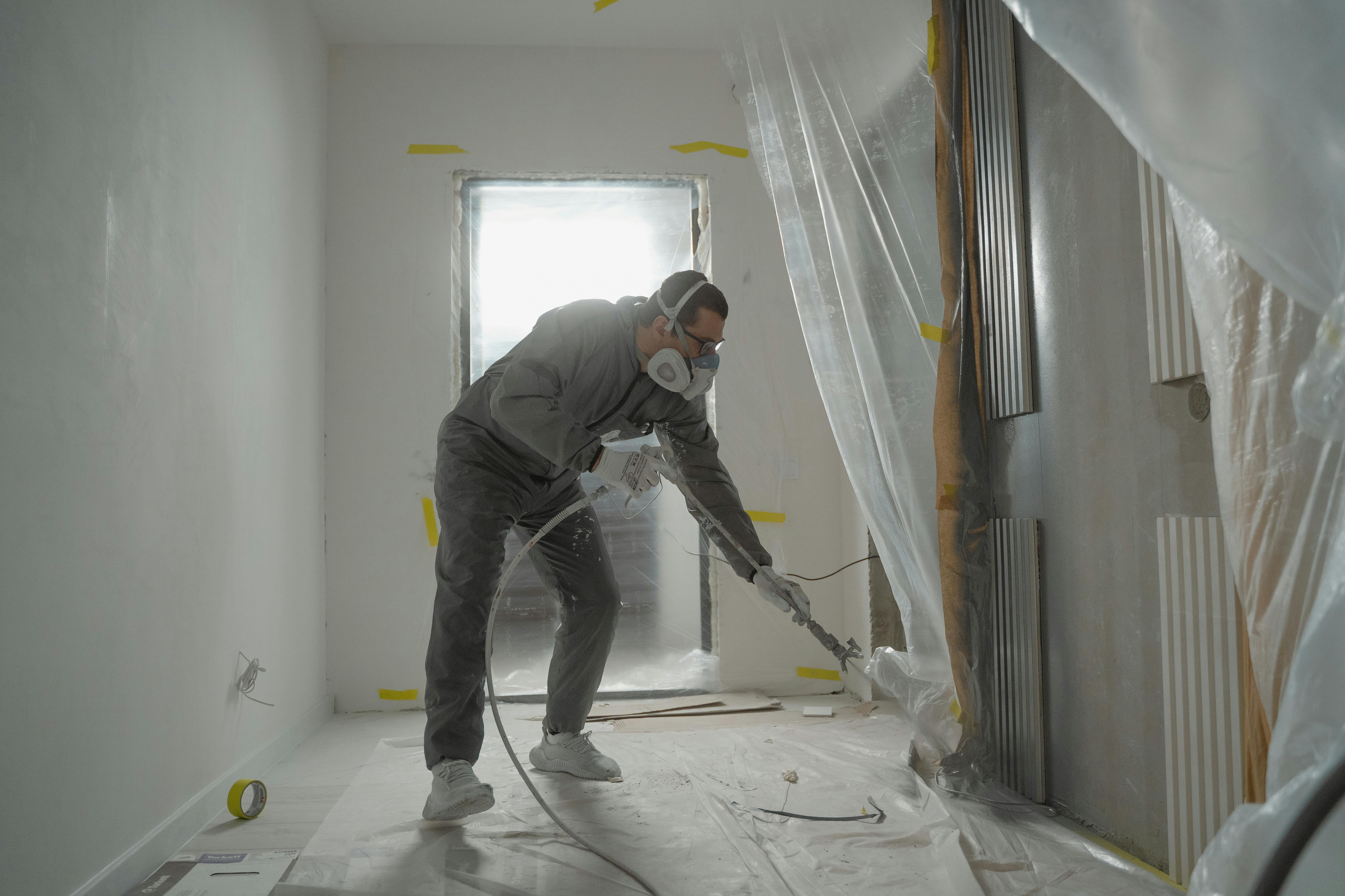 Un ouvrier rénovant une maison | Source : Pexels
