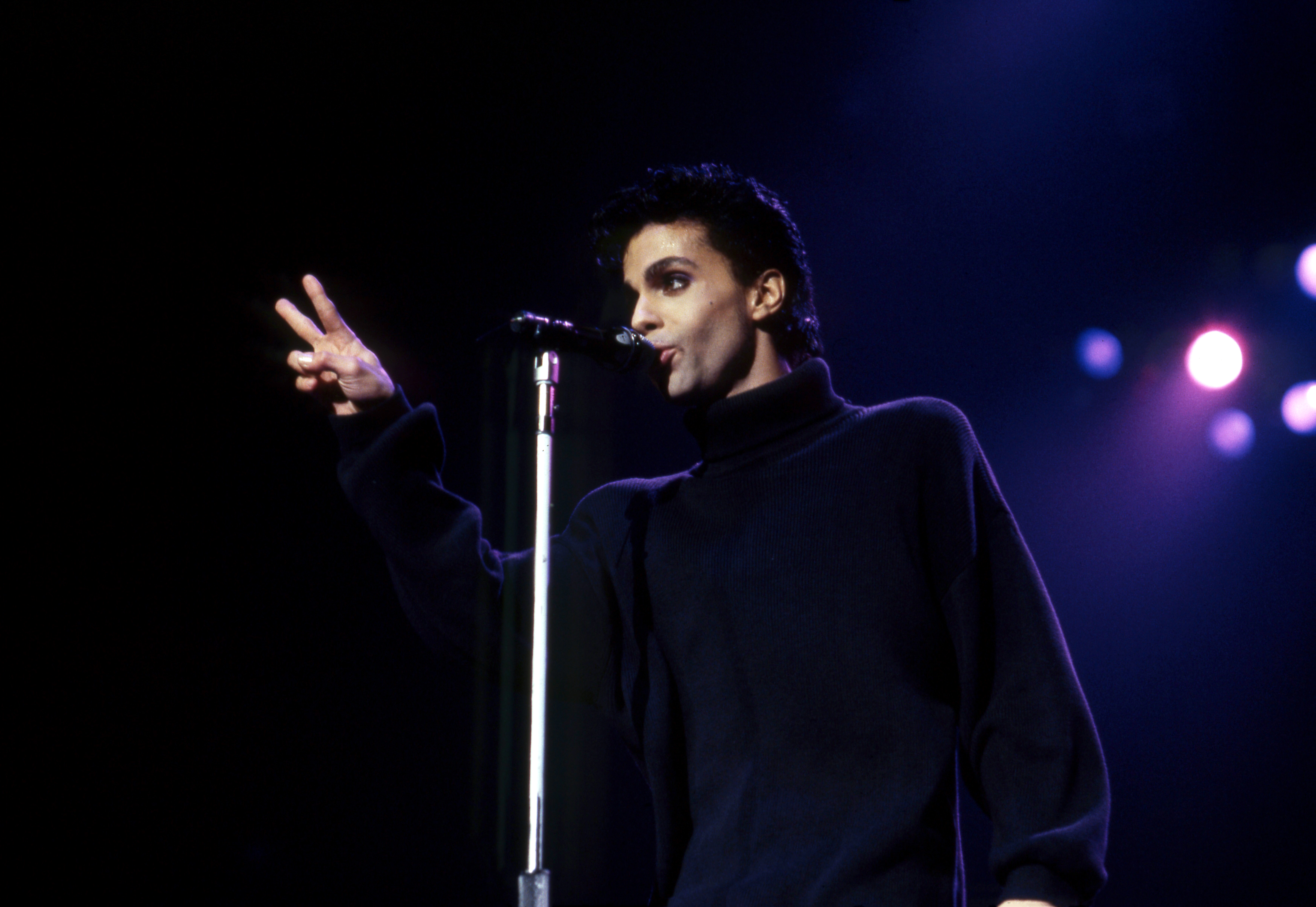 Prince se produisant lors du 1986 Parade Tour le 7 juin 1986 à Detroit, Michigan | Source : Getty Images