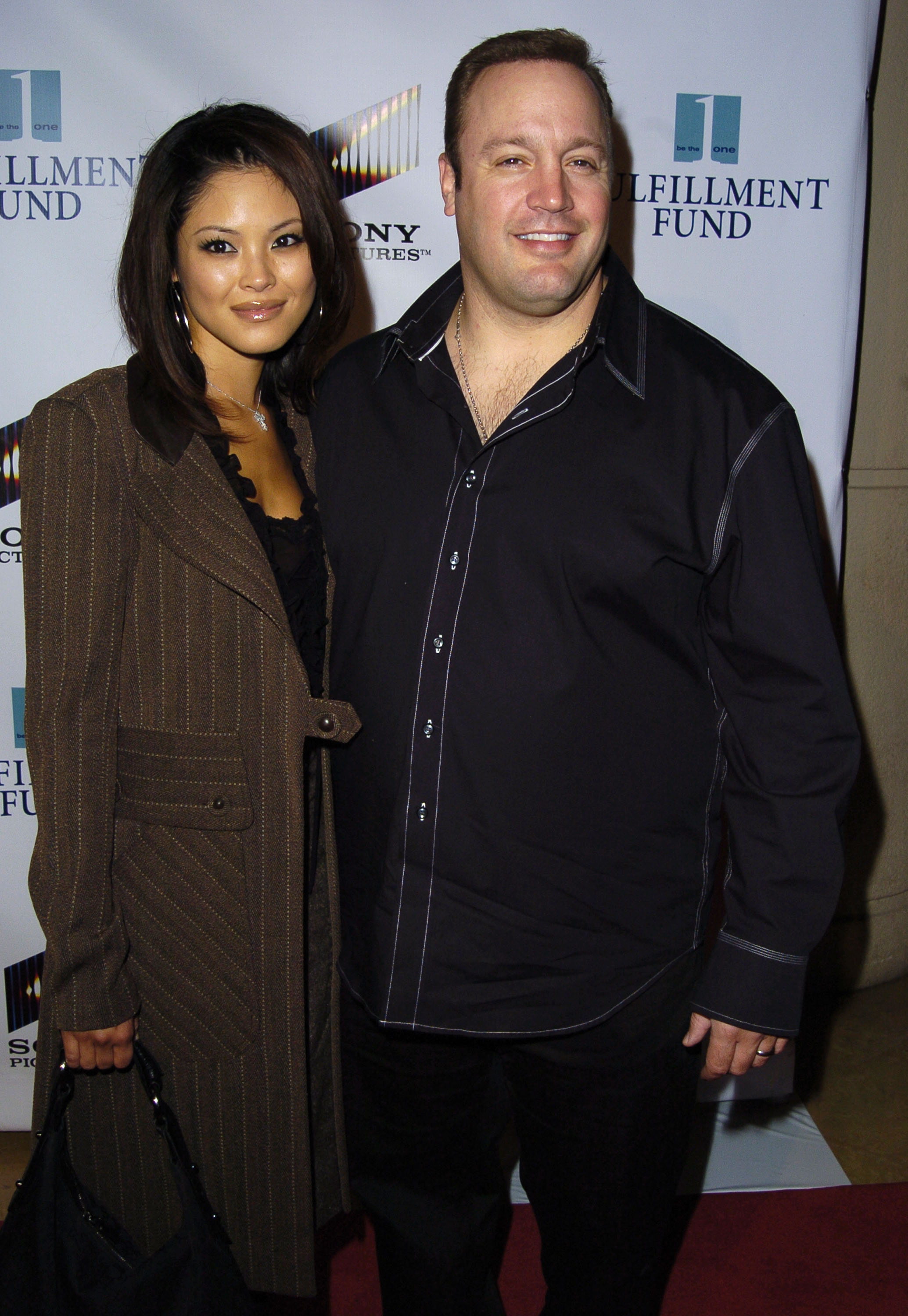 Kevin James et Steffiana De La Cruz au Fulfillment Fund en l'honneur d'Amy Pascal de Sony lors d'un gala de bienfaisance en 2004 à Beverly Hills | Source : Getty Images