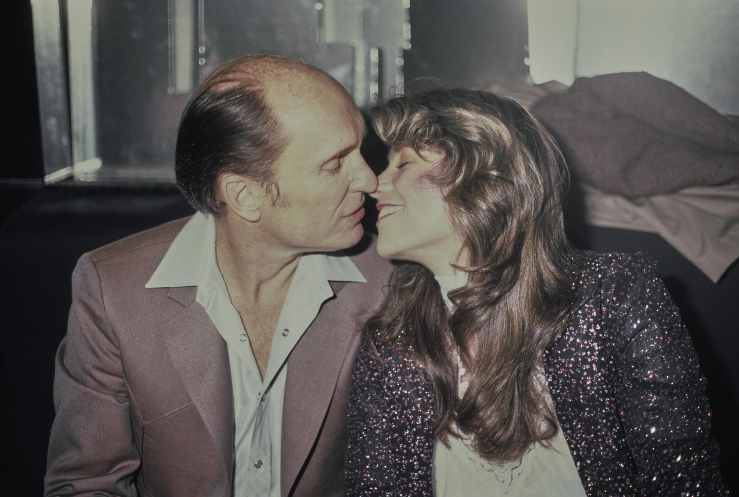 Robert Duvall et Gail Youngs partageant un moment tendre lors de l'afterparty qui a suivi la sortie de « Angelo My Love » à New York en avril 1983. | Source : Getty Images