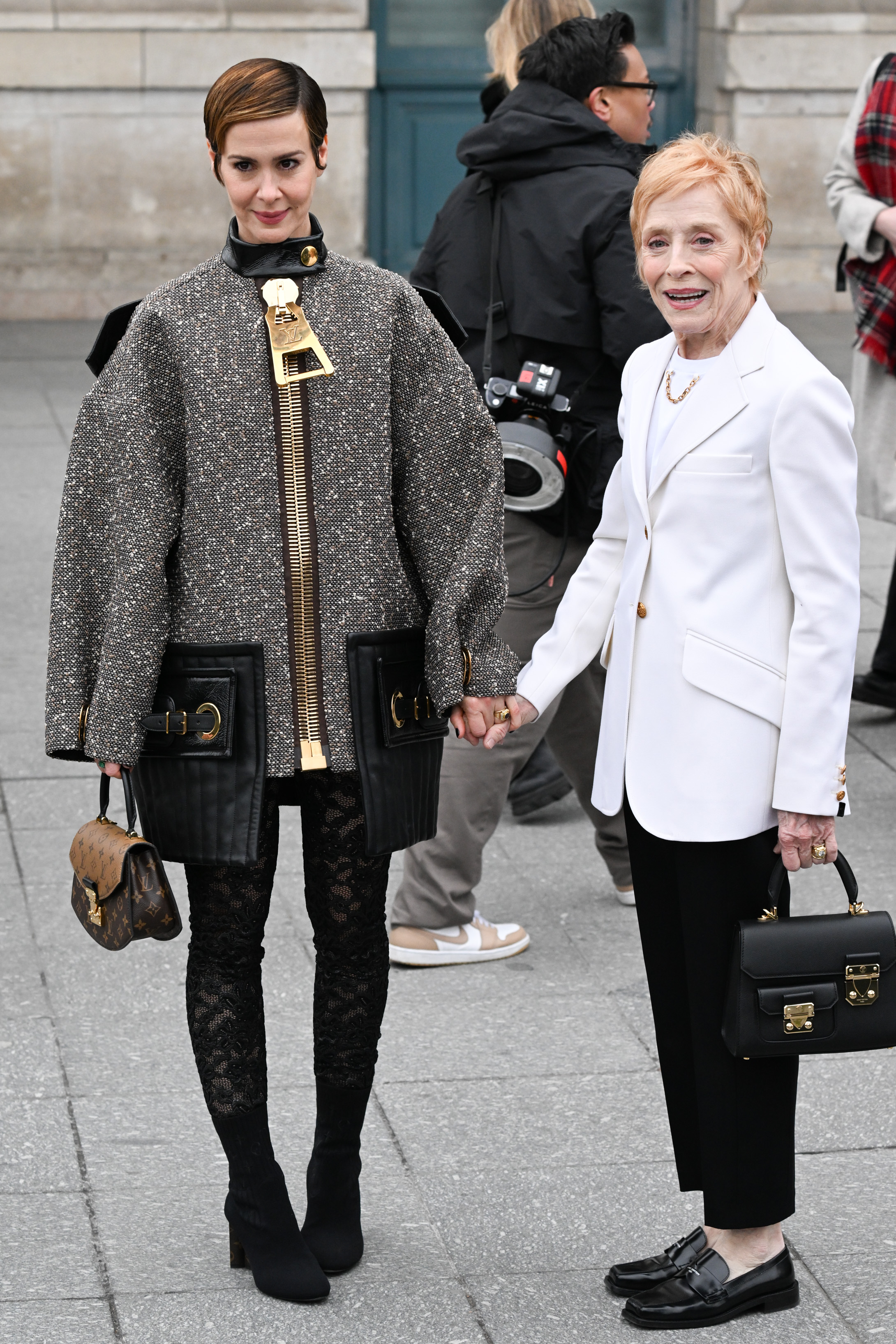 Sarah Paulson et Holland Taylor assistent au défilé Louis Vuitton Womenswear Fall Winter 2023-2024 dans le cadre de la semaine de la mode à Paris le 6 mars 2023, France | Source : Getty Images