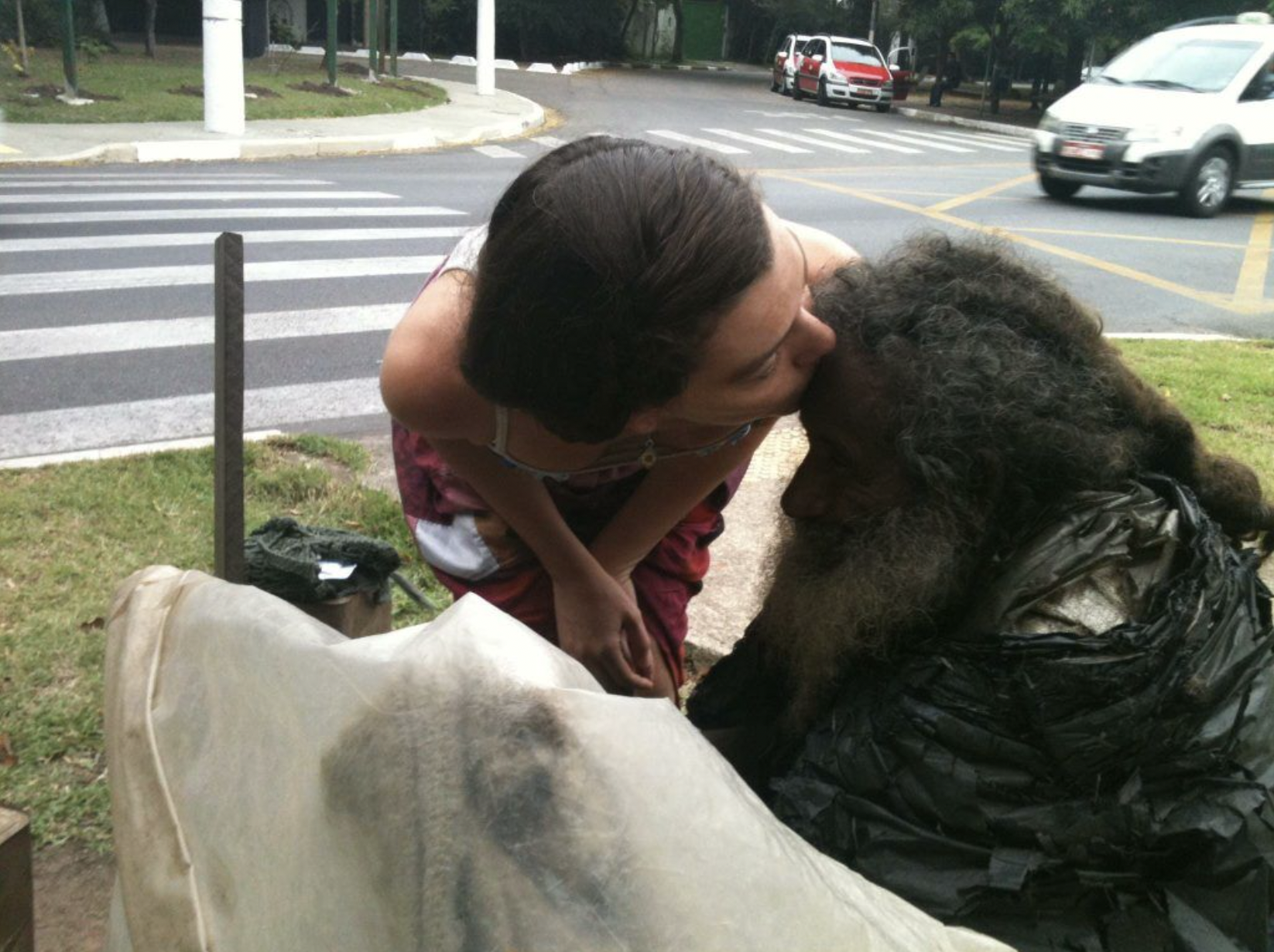 Une fille riche embrasse un sans-abri | Source : Flickr