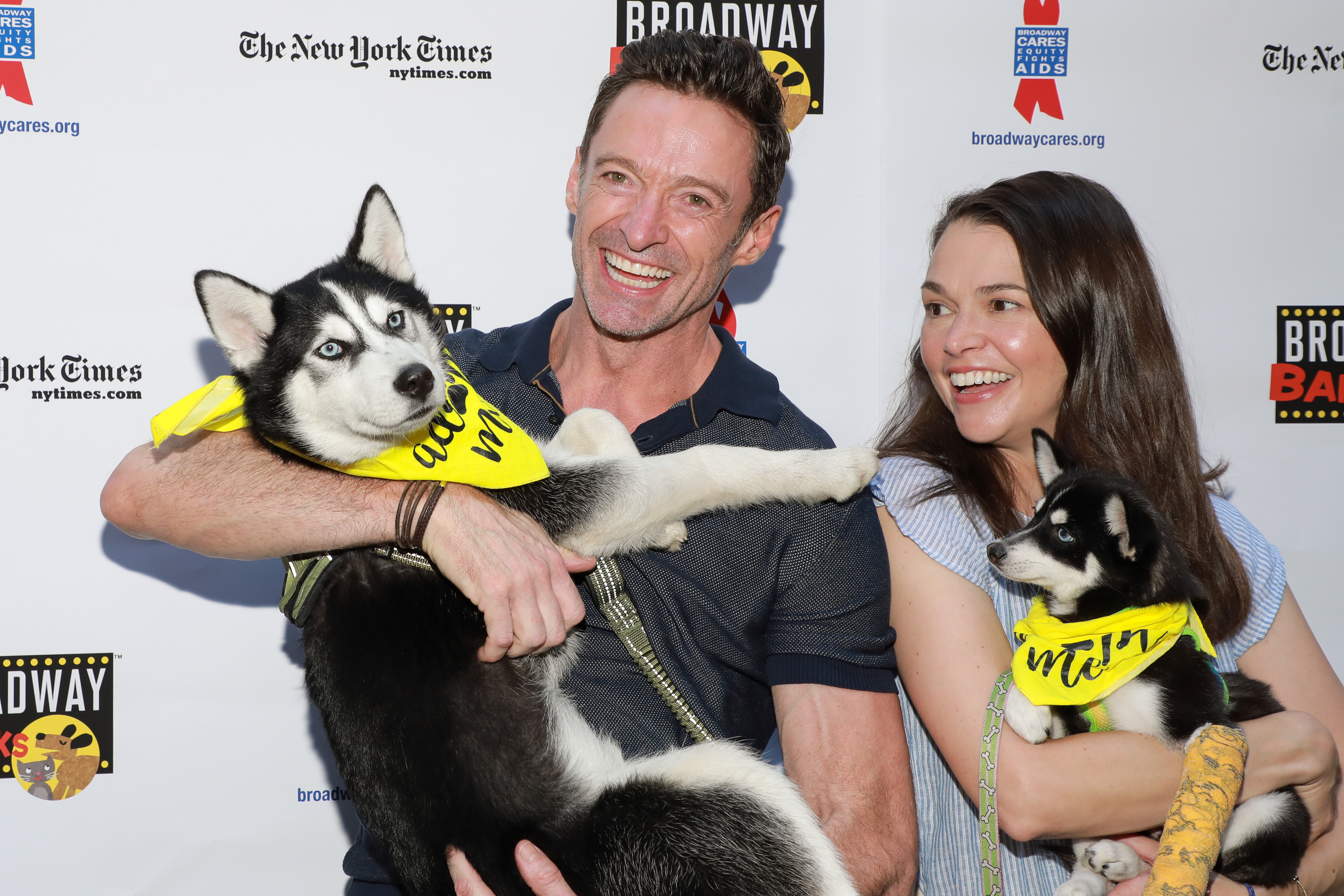 Hugh Jackman et Sutton Foster assistent à Broadway Barks à Shubert Alley à New York, le 9 juillet 2022 | Source : Getty Images