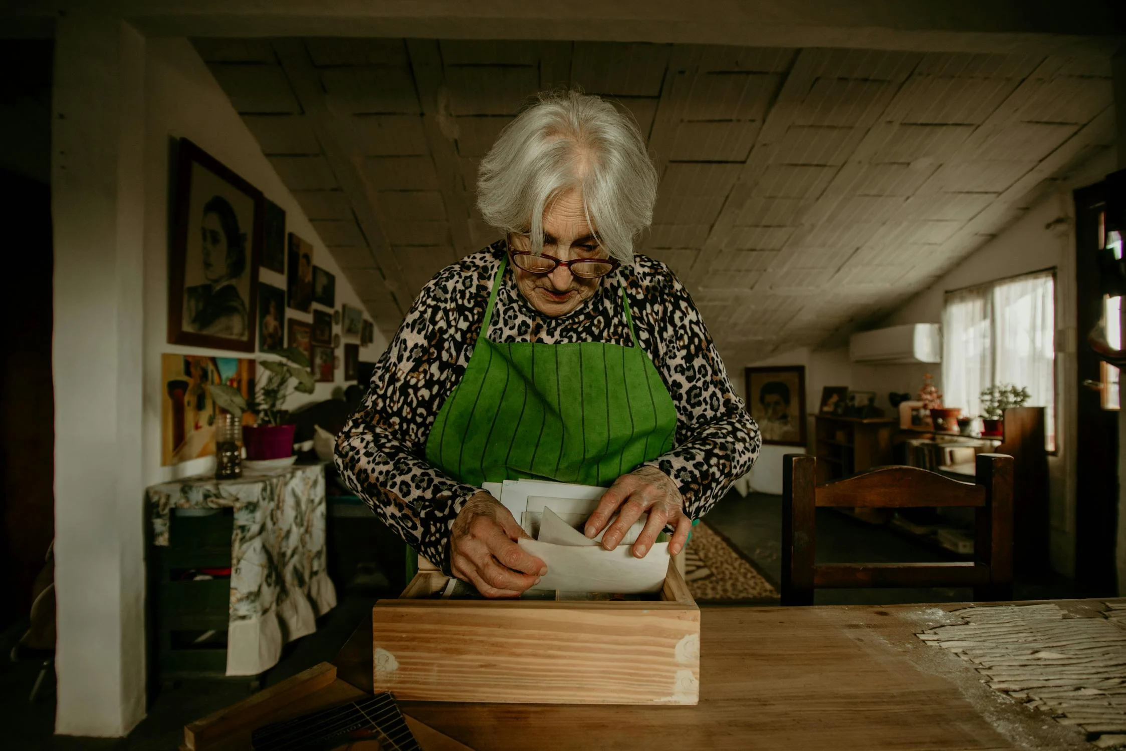 Une femme marchant à travers des photographies | Source : Pexels