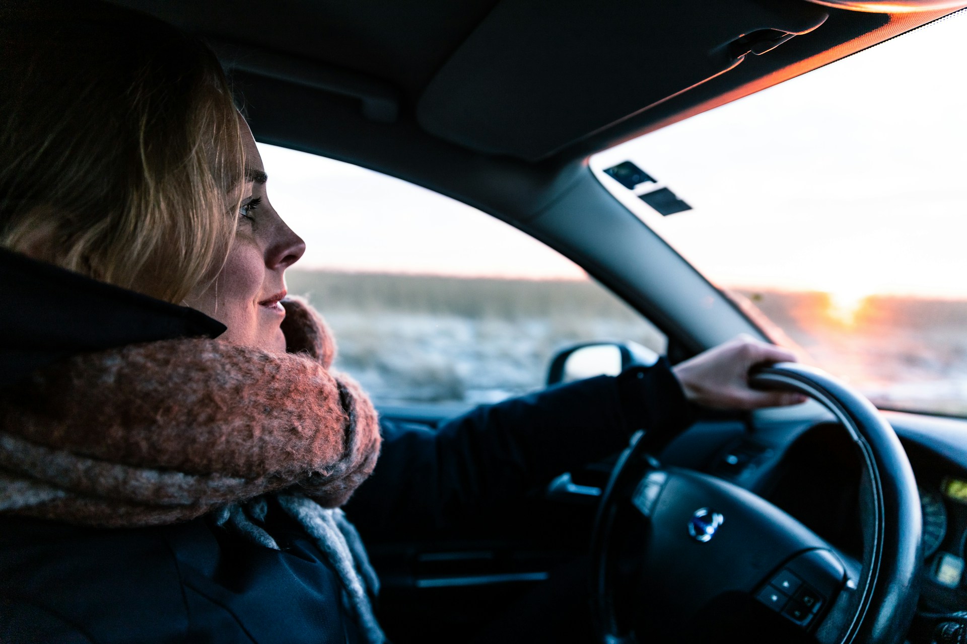 Une femme conduisant une voiture | Source : Unsplash