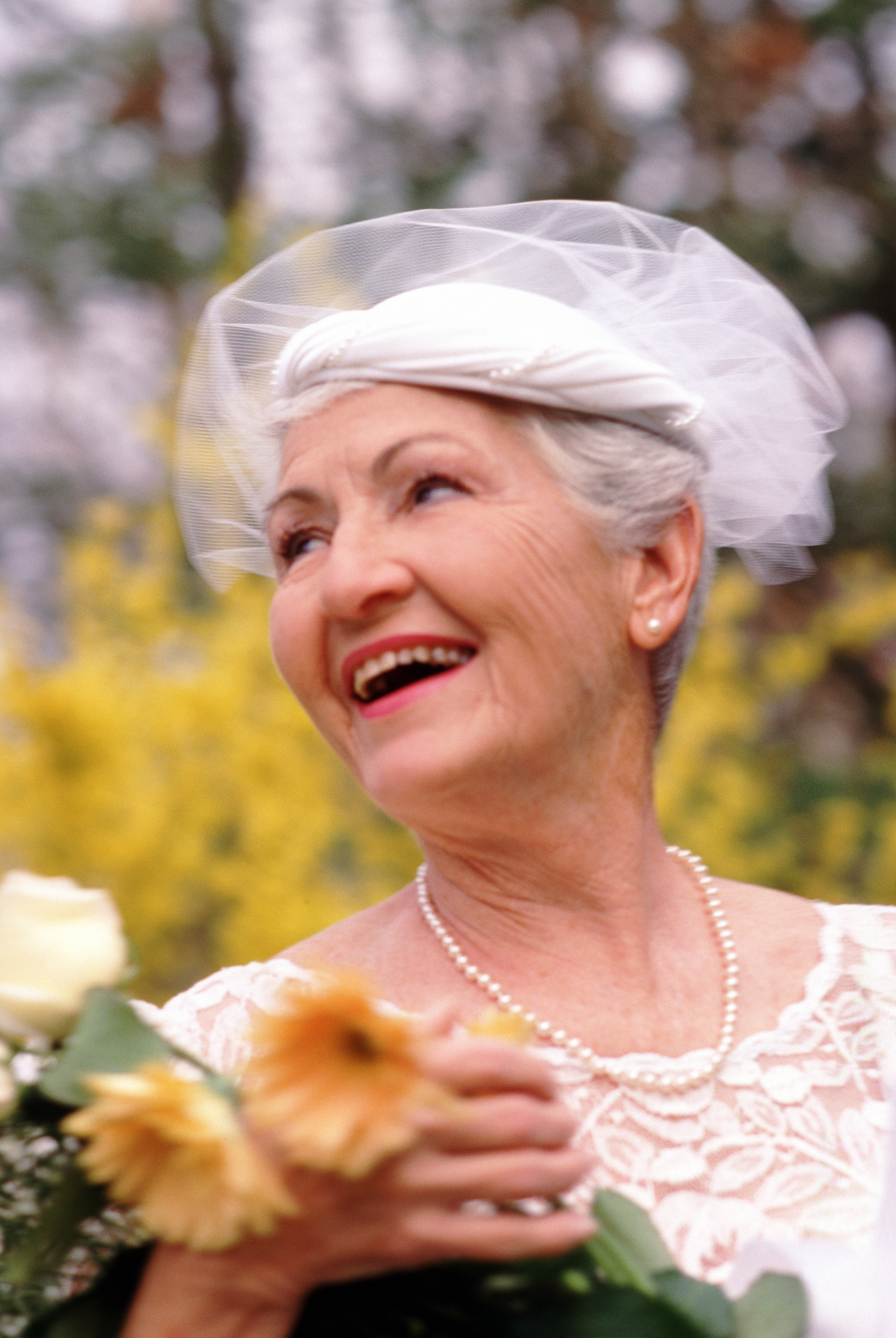 Une femme plus âgée dans une robe blanche | Source : Getty Images