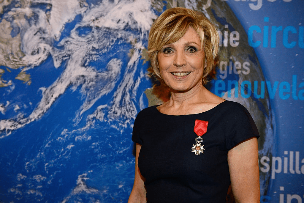 PARIS, FRANCE - 24 JANVIER : Évelyne Dhéliat reçoit la Légion d'honneur française par Ségolène Royal au ministère français de l'écologie le 24 janvier 2017 à Paris, France. | Photo : Getty Images