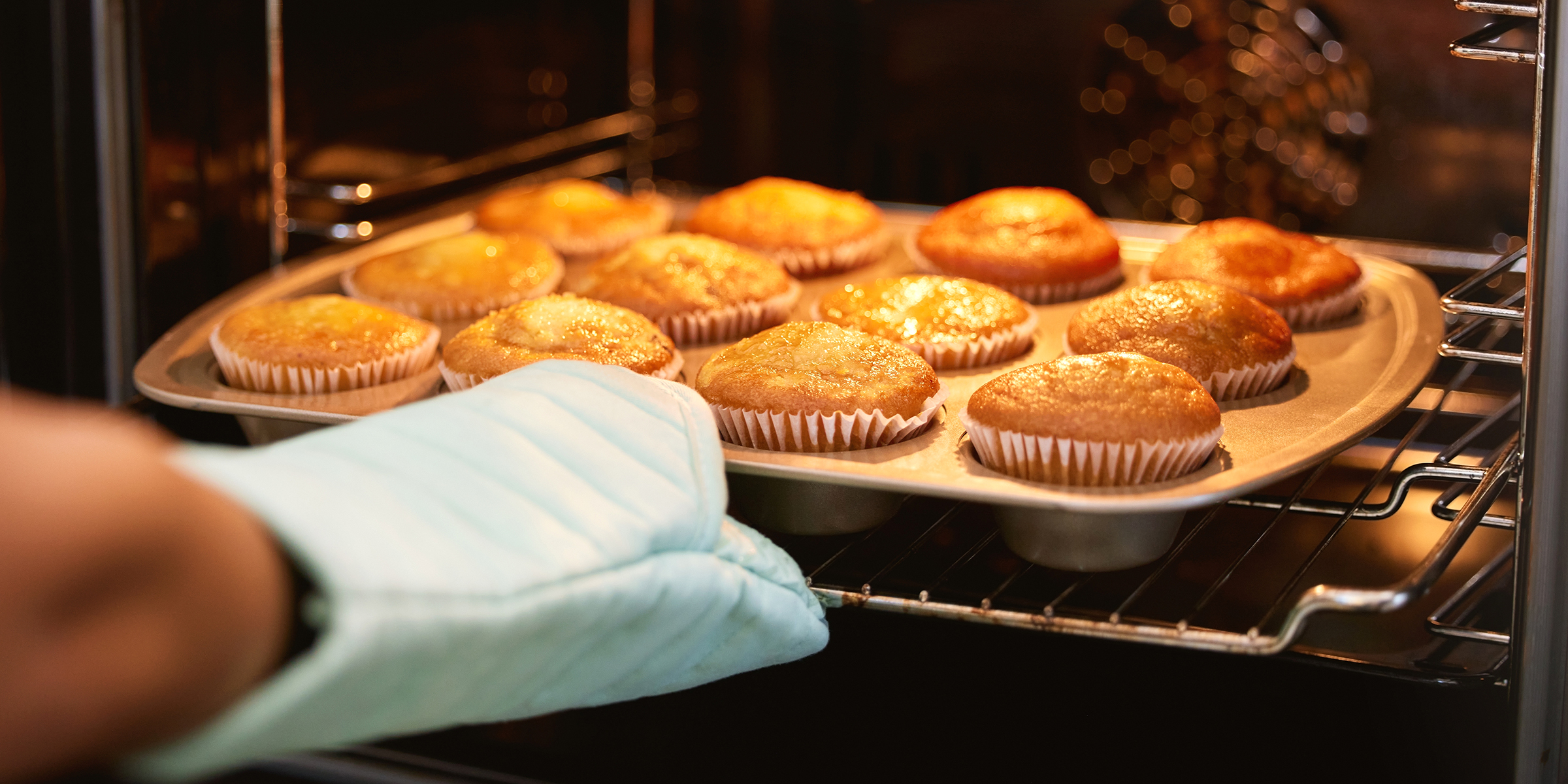 Une personne qui prépare des petits gâteaux | Source : Shutterstock