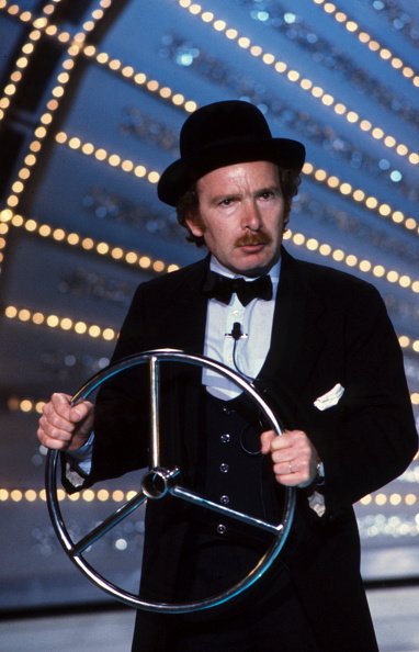 L'humoriste Popeck lors d'un show télévisé à Paris le 2 octobre 1983, France. |Photo : Getty Images