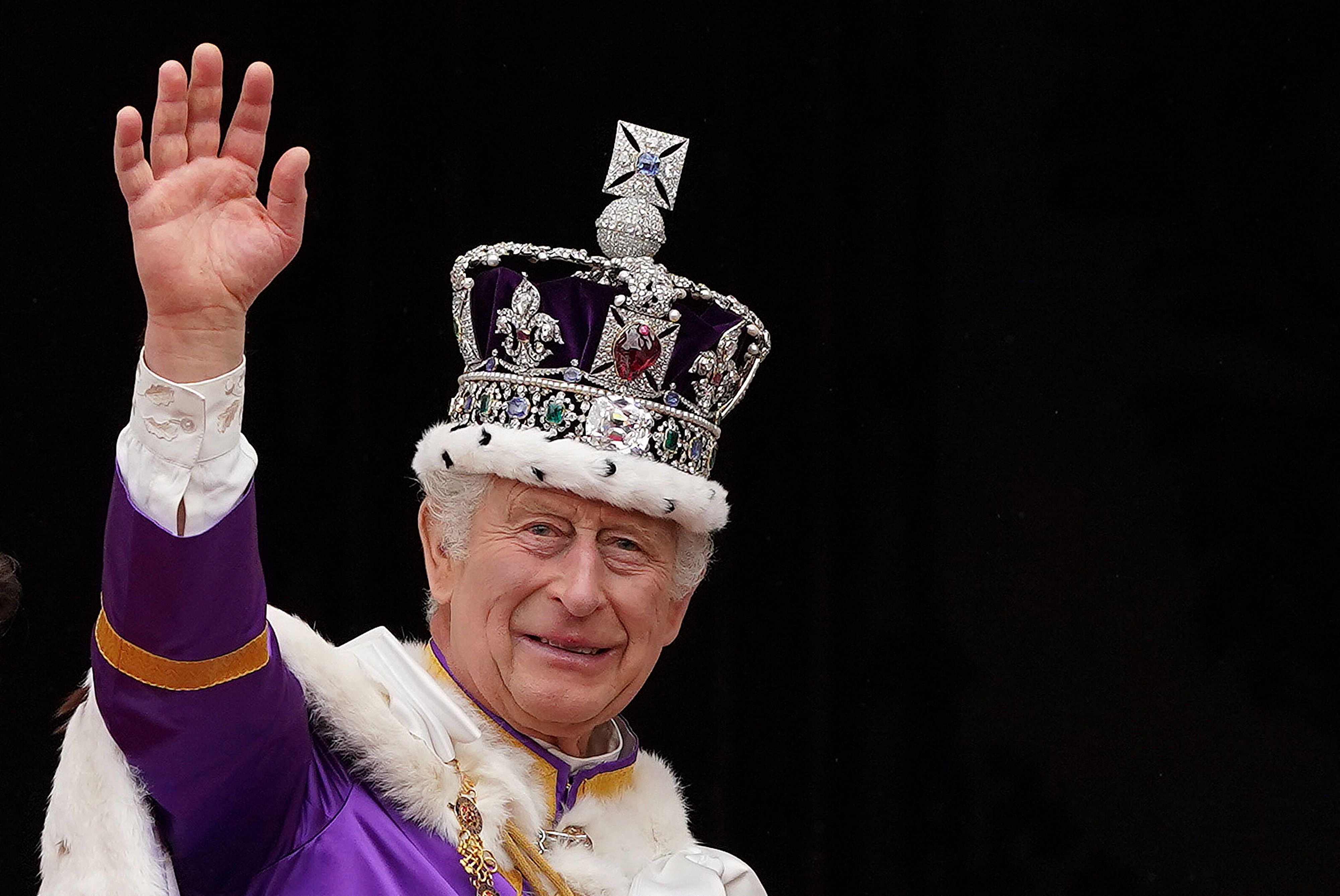Le roi Charles III de Grande-Bretagne porte la couronne d'État impériale dans le centre de Londres le 6 mai 2023 | Source : Getty Images