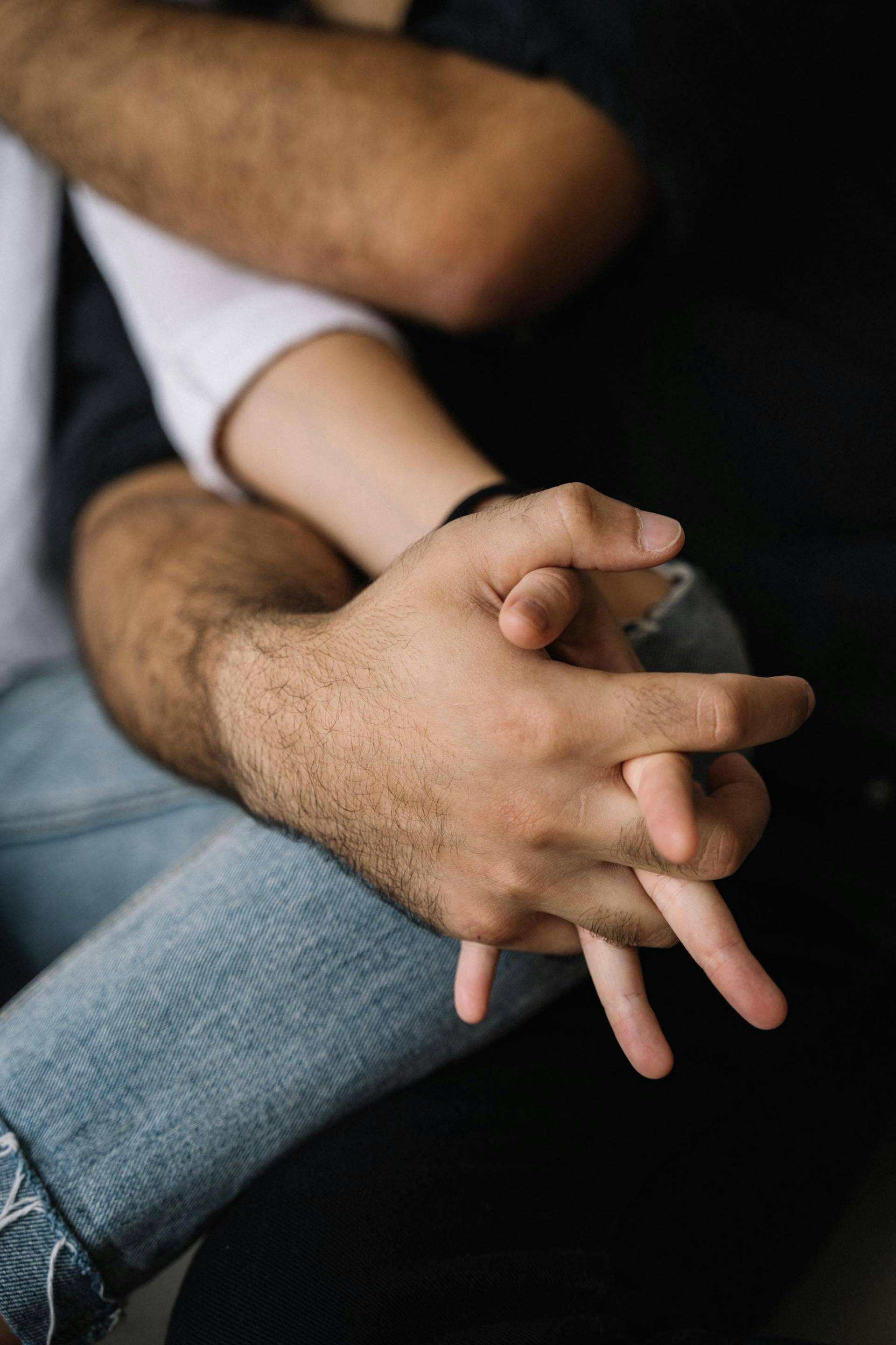 Un homme tenant la main de sa femme | Source : Pexels