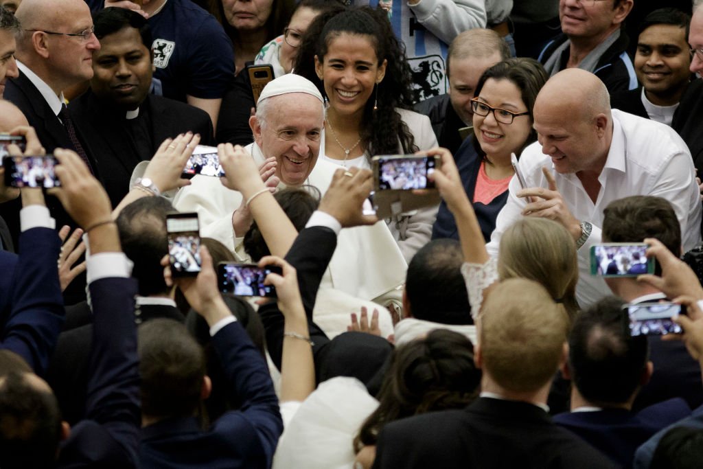 Le Pape François salue l'audience lors de l'Audience générale hebdomadaire dans la salle Paul VI. | Photo : Getty Images