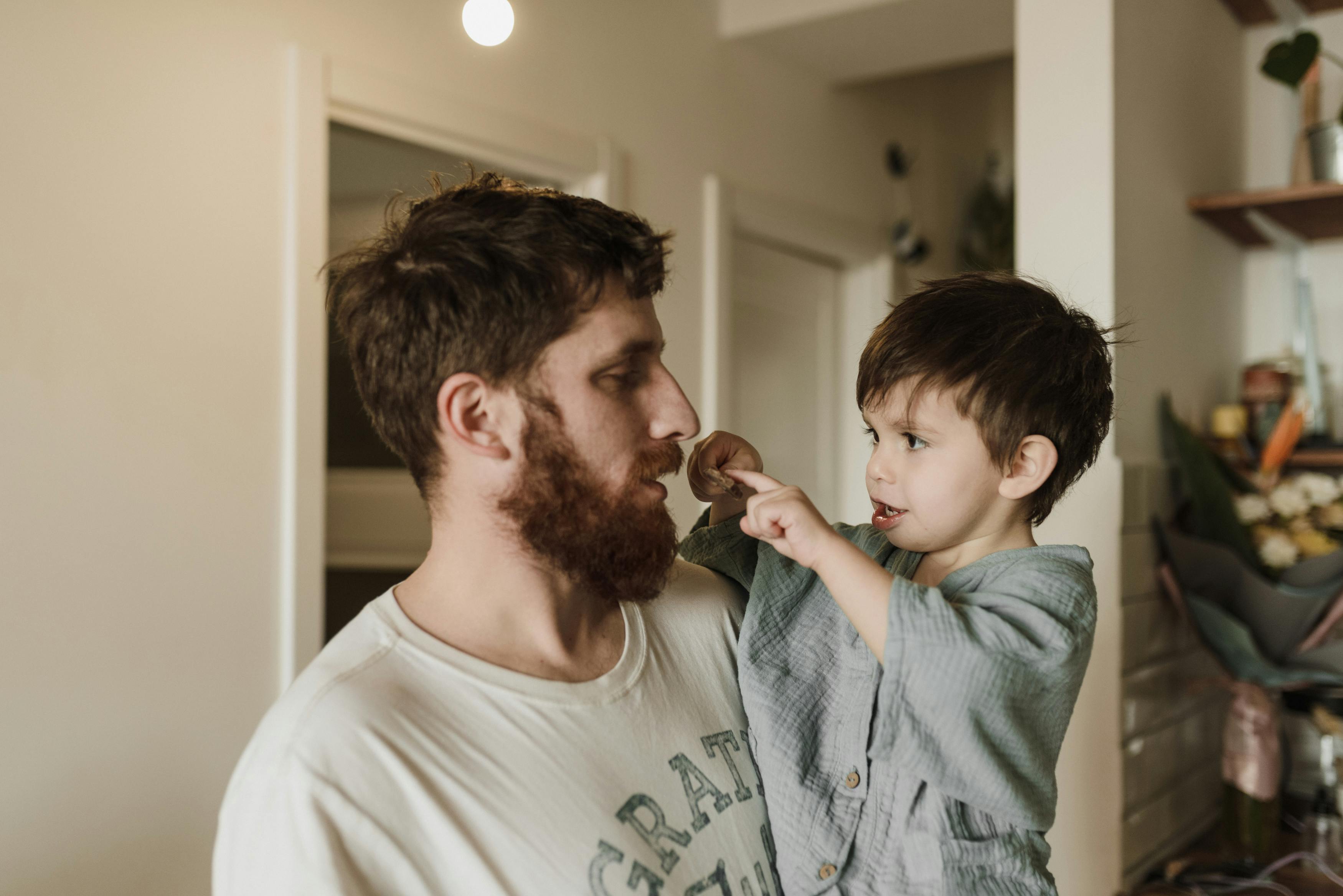 Un père parle à son jeune fils | Source : Pexels