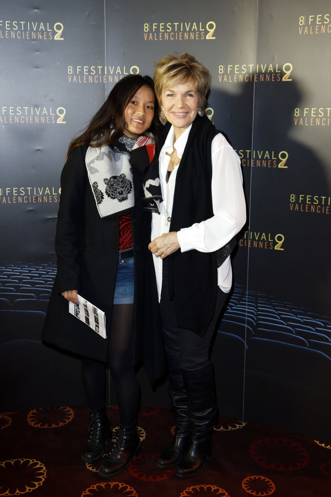 L'actrice française Véronique Jannot (à droite) et sa fille Migmar Jannot assistent à la séance photo précédant l'hommage à Mario Luraschi lors du Festival du film de Valenciennes, le 23 mars 2018 à Valenciennes, en France.