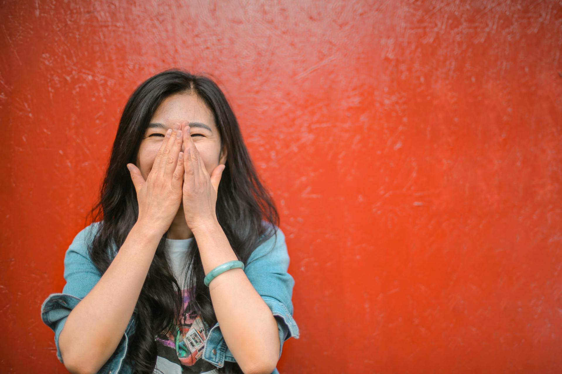 Une femme qui rit | Source : Pexels
