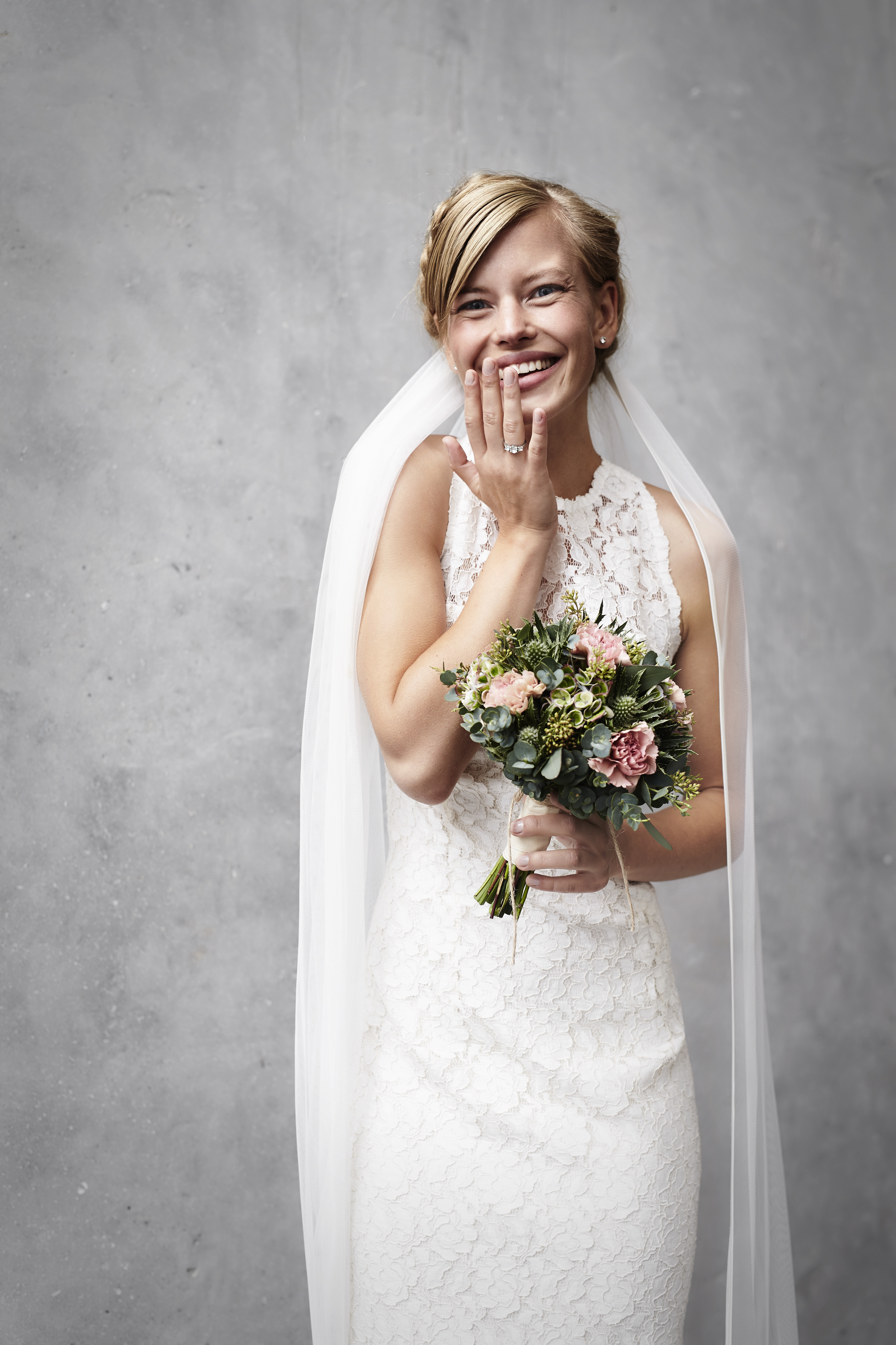 Une mariée gloussant en tenant son bouquet | Source : Shutterstock