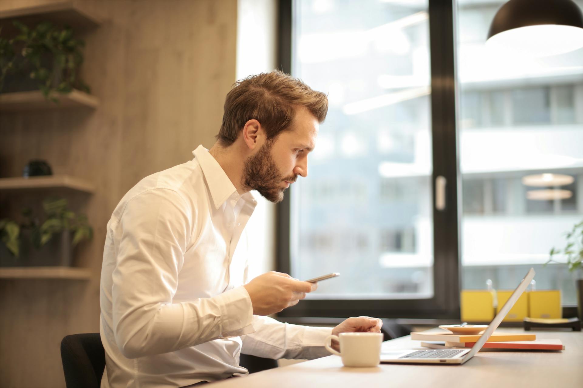 Un homme travaillant sur son ordinateur portable | Source : Pexels