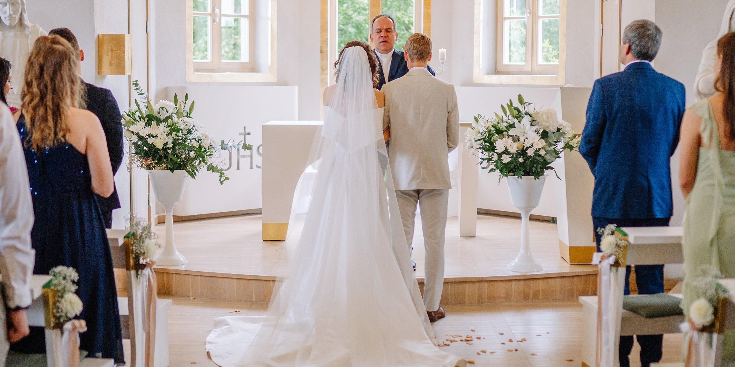 Une cérémonie de mariage intime | Source : Shutterstock