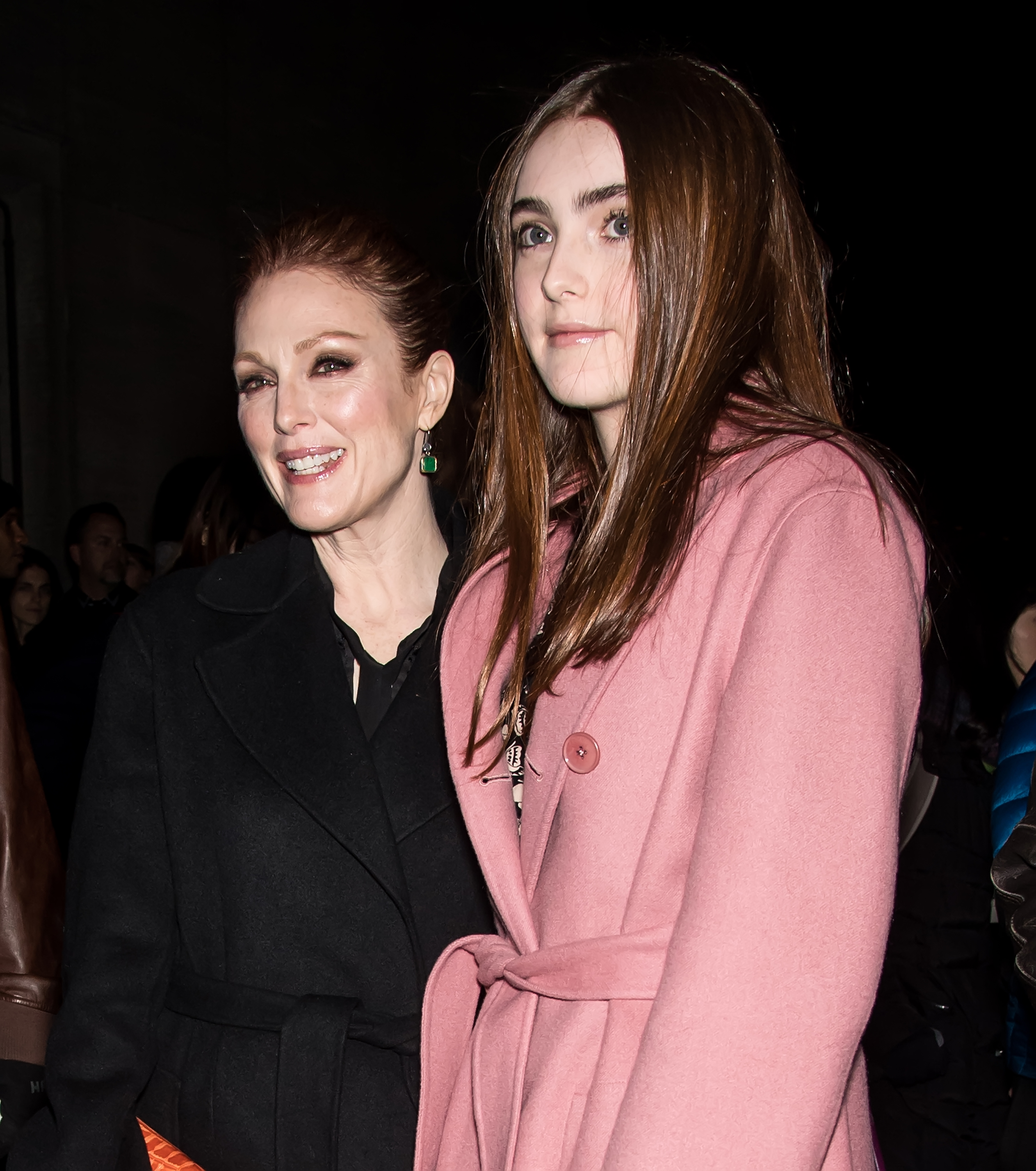 Julianne Moore et Liv Freundlich sont photographiées à leur arrivée au défilé Bottega Veneta lors de la Fashion Week de New York, à la Bourse de New York, le 9 février 2018 à New York | Source : Getty Images