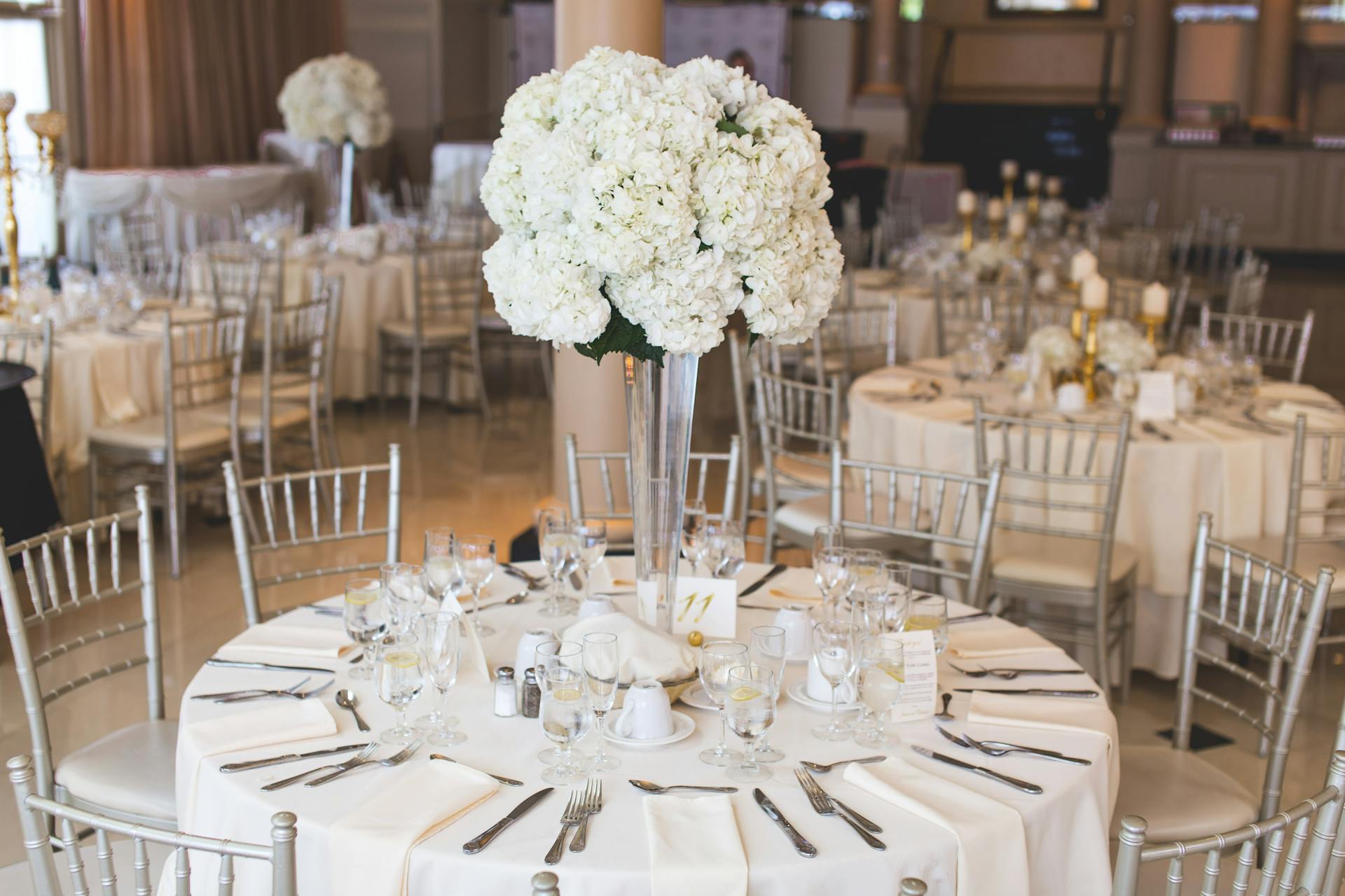 Un lieu aménagé pour un grand dîner de mariage | Source : Pexels