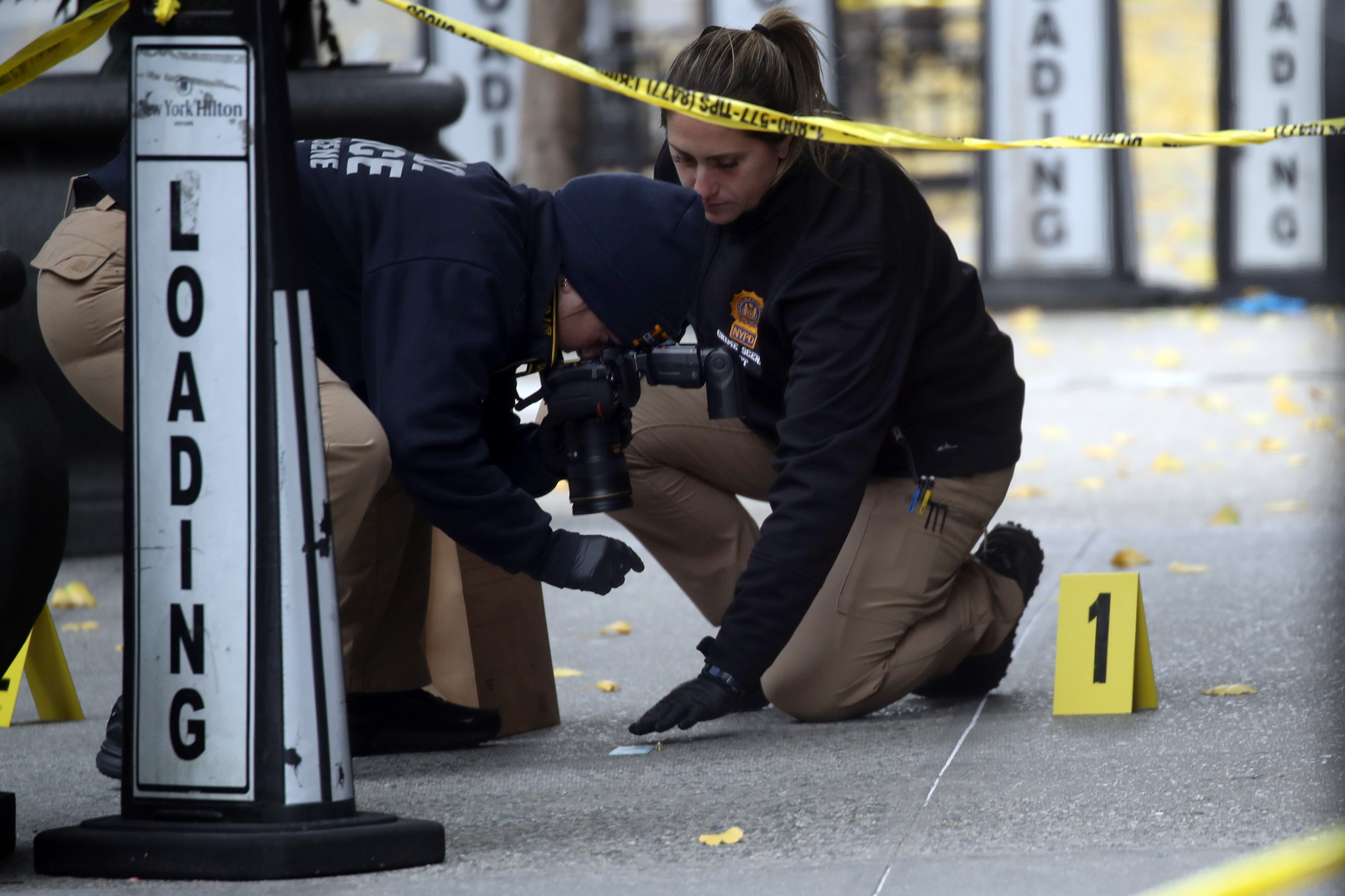 La police marque les douilles de balles à l'extérieur d'un hôtel Hilton à Midtown Manhattan où le PDG de UnitedHealthcare, Brian Thompson, a été mortellement touché le 4 décembre 2024 | Source : Getty Images