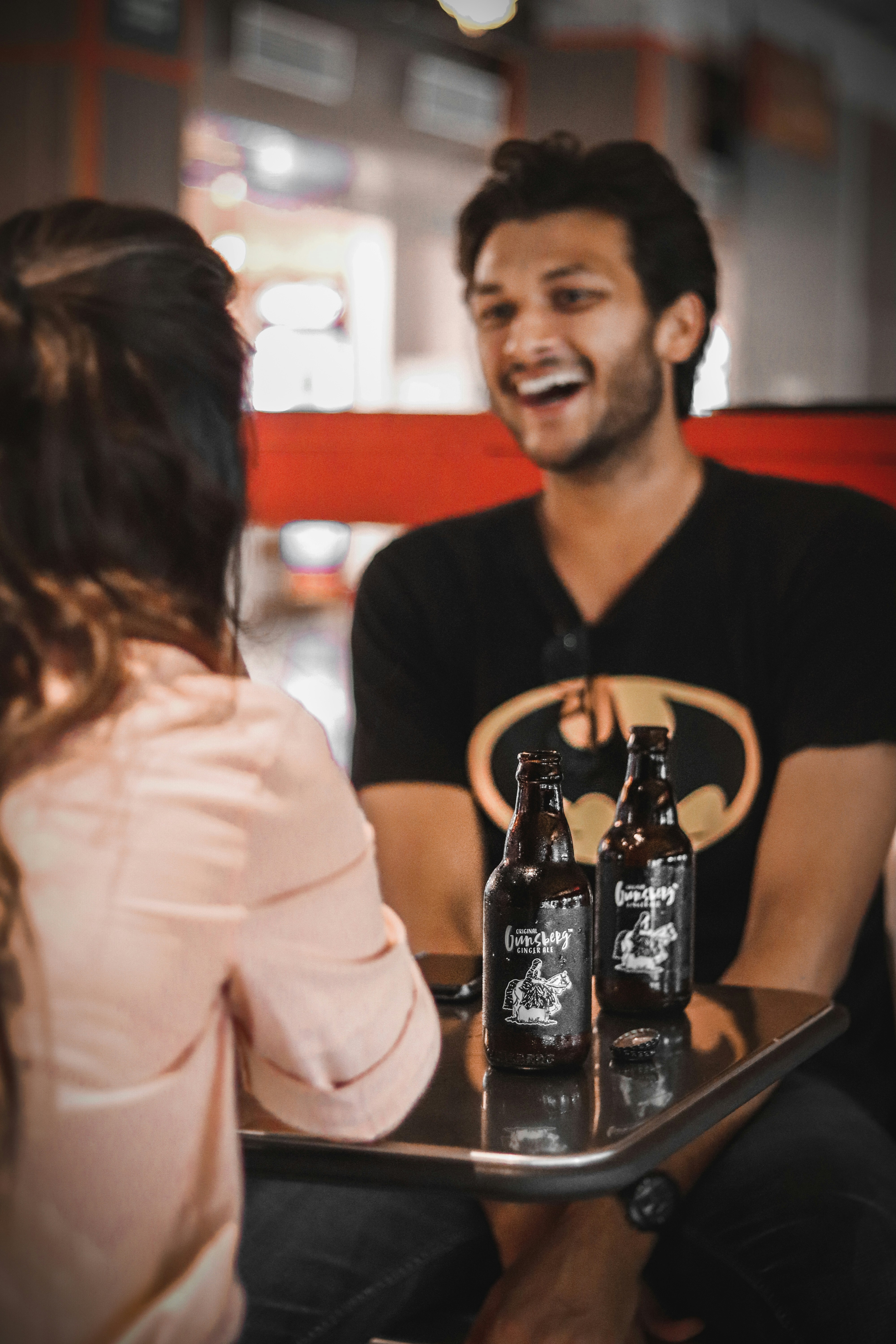 Un couple qui rit d'une blague | Source : Unsplash