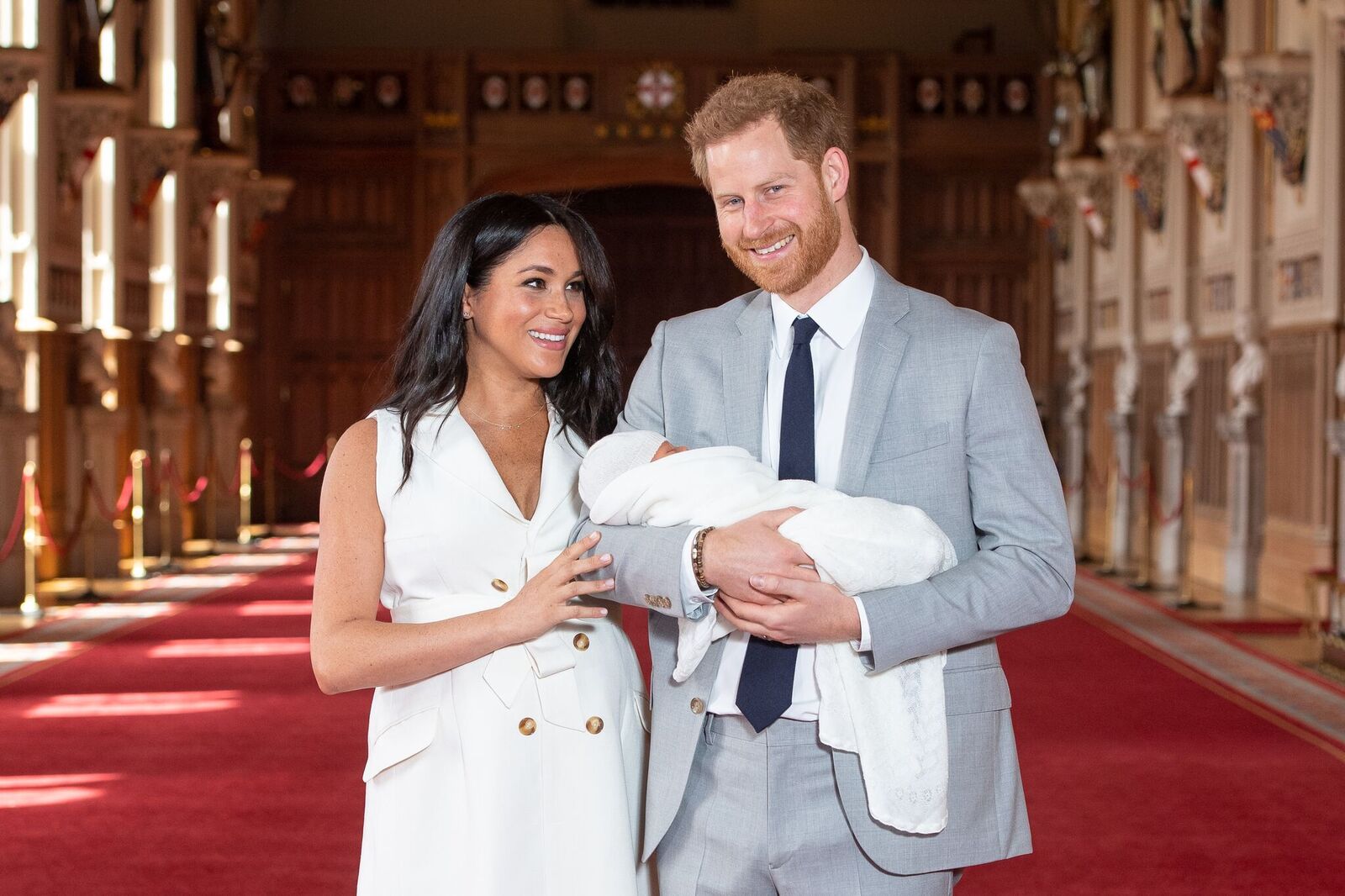 Prince Harry et femme avec son enfant sur le tapis rouge. | Photo : GettyImage