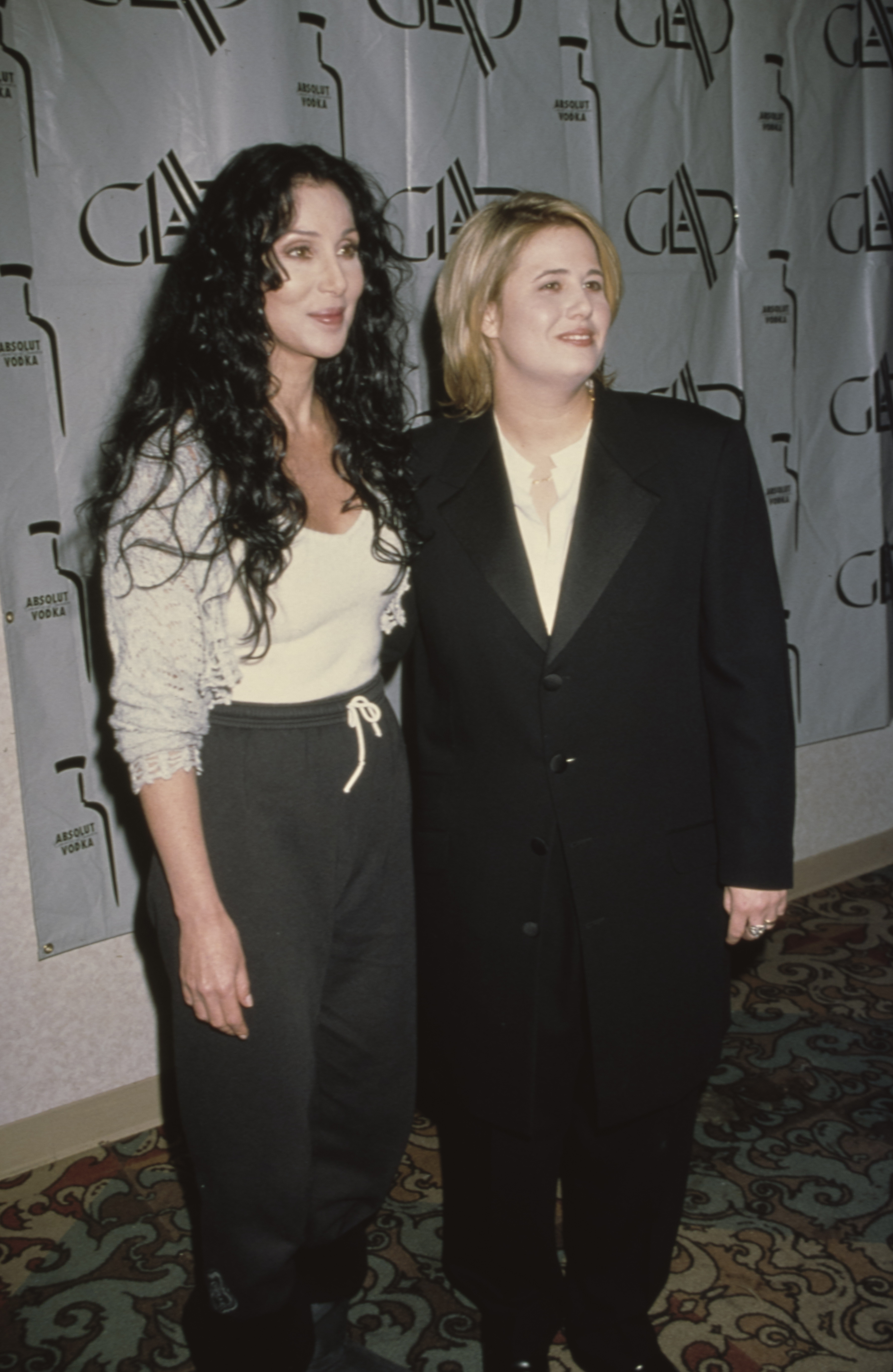 Cher et Chastity Bono lors de la 19e cérémonie annuelle des Glaad Media Awards à Los Angeles, Californie, le 19 avril 1998. | Source : Getty Images