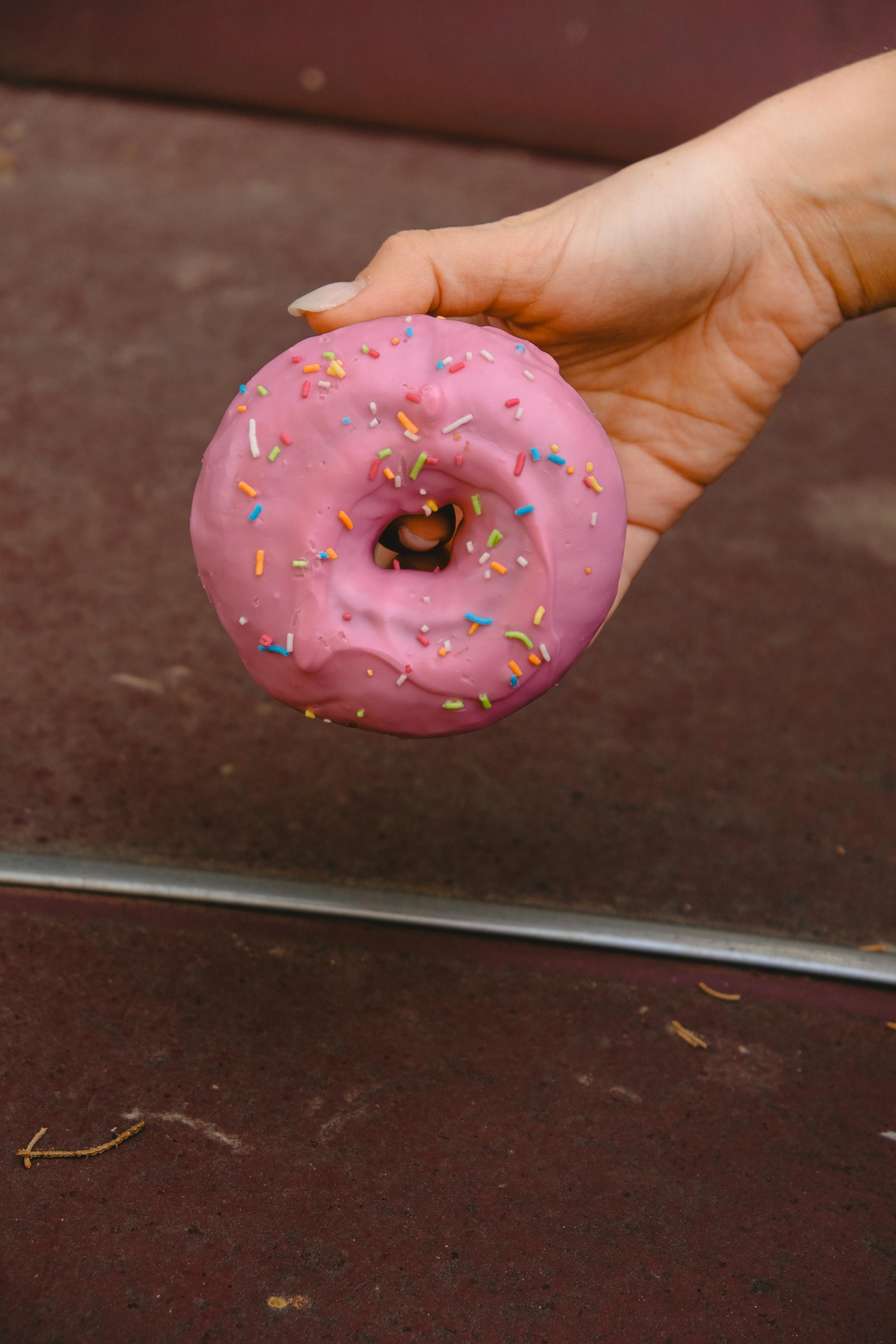 Une personne tenant un donut | Source : Pexels