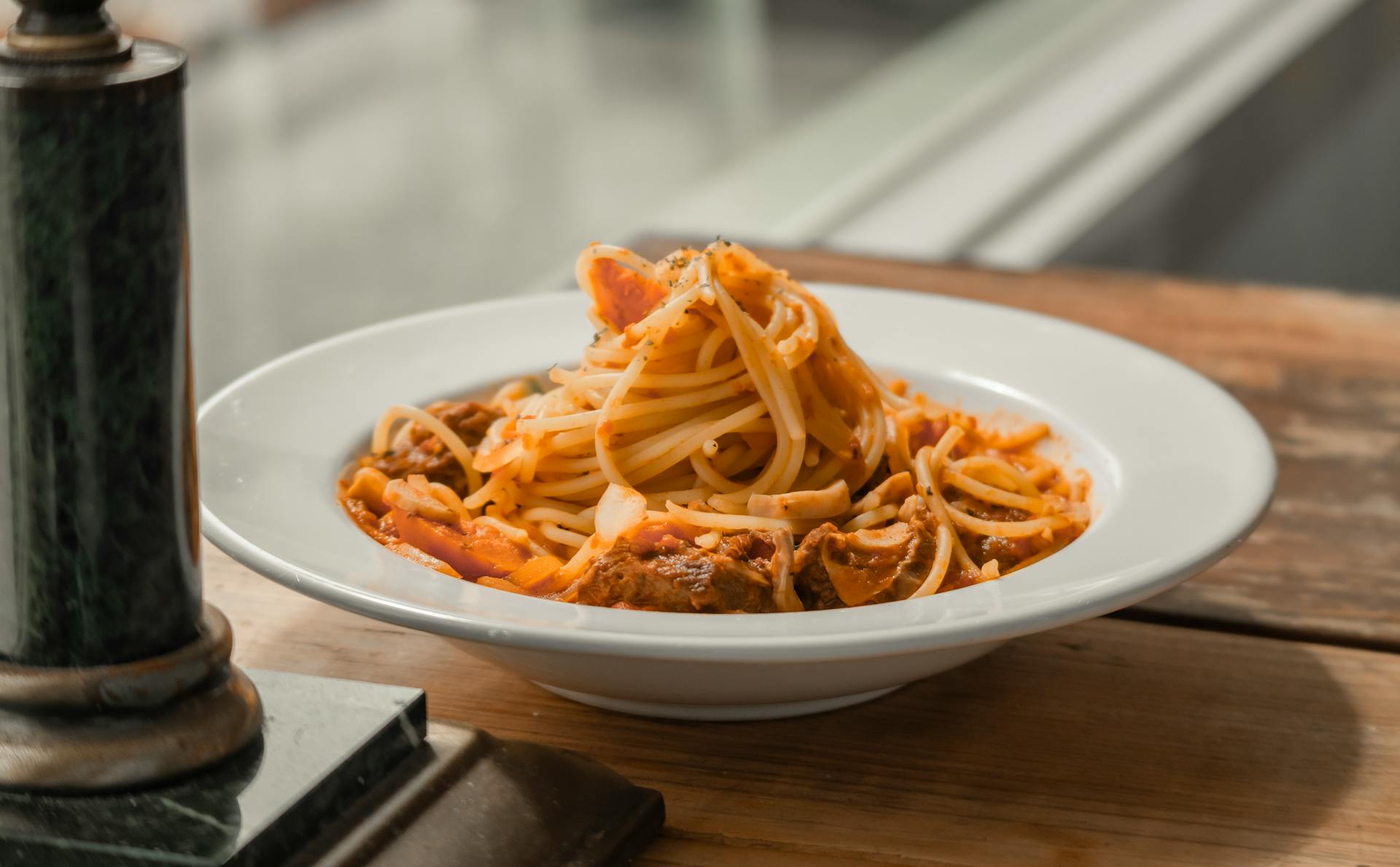 Une assiette de pâtes sur la table | Source : Pexels