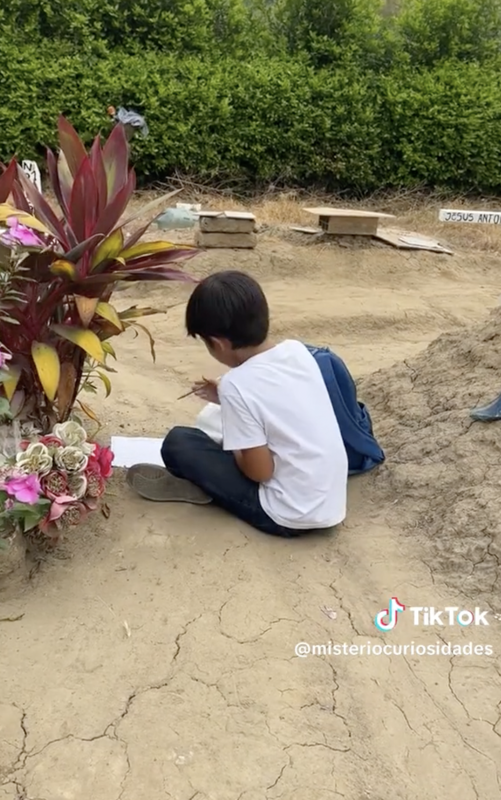 Kike fait ses devoirs sur la tombe de sa défunte mère. | Source : tiktok.com/@misteriocuriosidades
