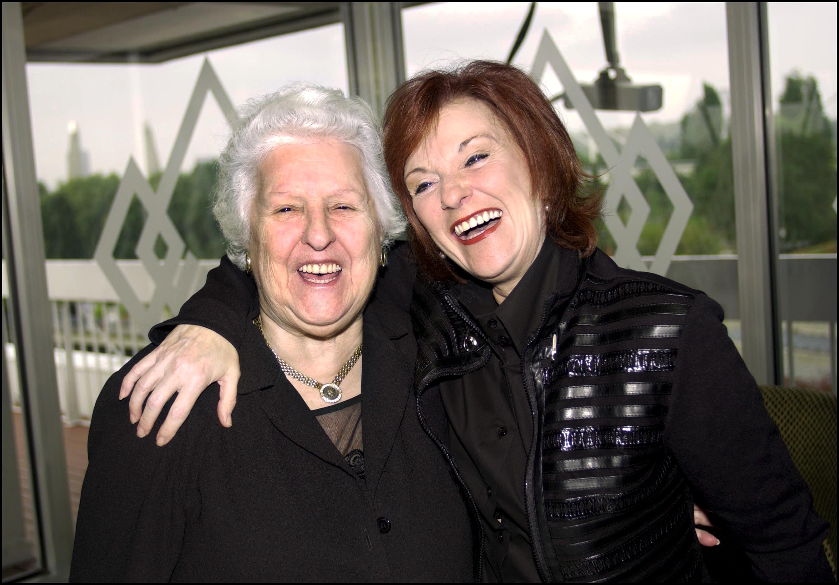 Claudette et Thérèse Dion à Montréal, Canada, le 11 octobre 2002 | Source : Getty Images
