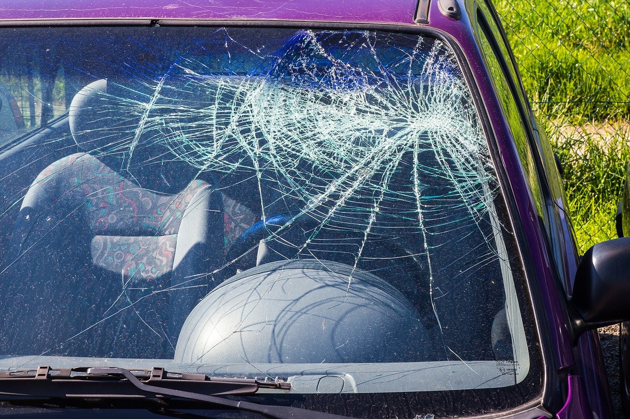 Pare-brise d'une voiture accidentée. | Photo : Pixabay