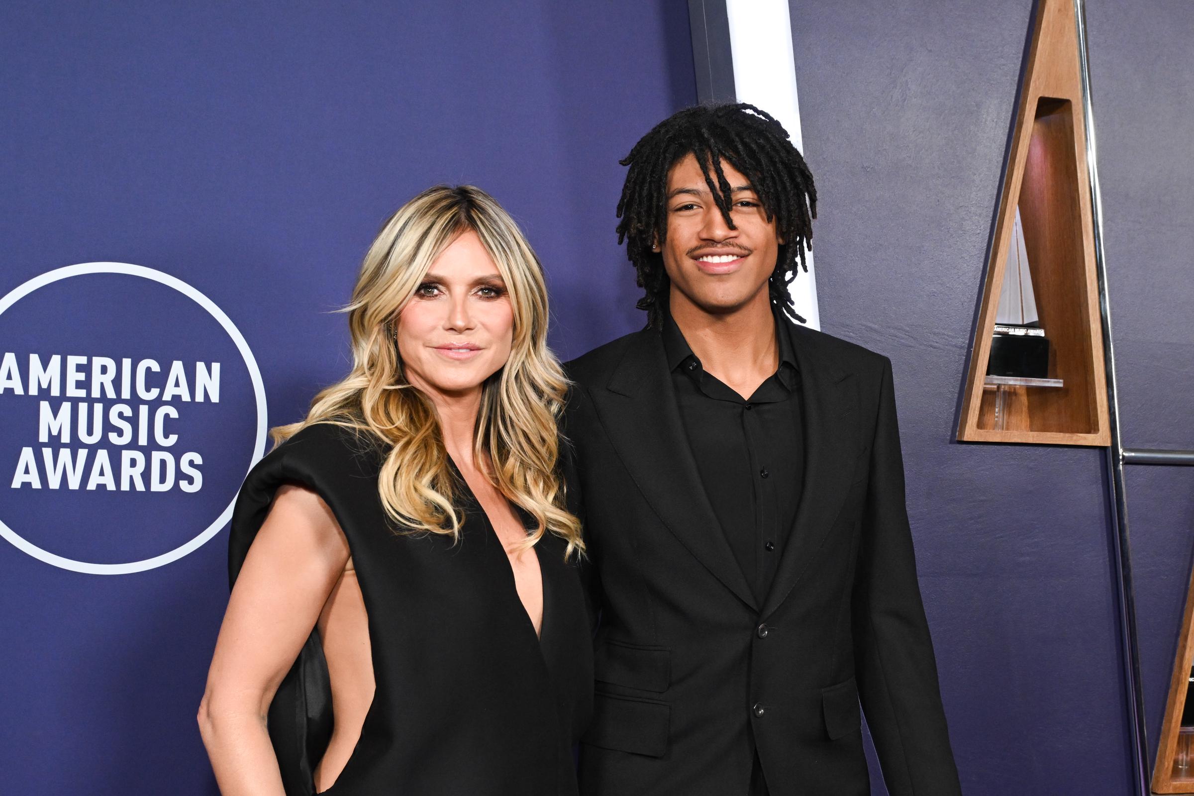 Heidi Klum et son fils, Henry Samuel, posent côte à côte lors des 2025 AMAs. Avec des tenues noires coordonnées et des sourires confiants, le duo s'est démarqué parmi les autres célébrités de la soirée..